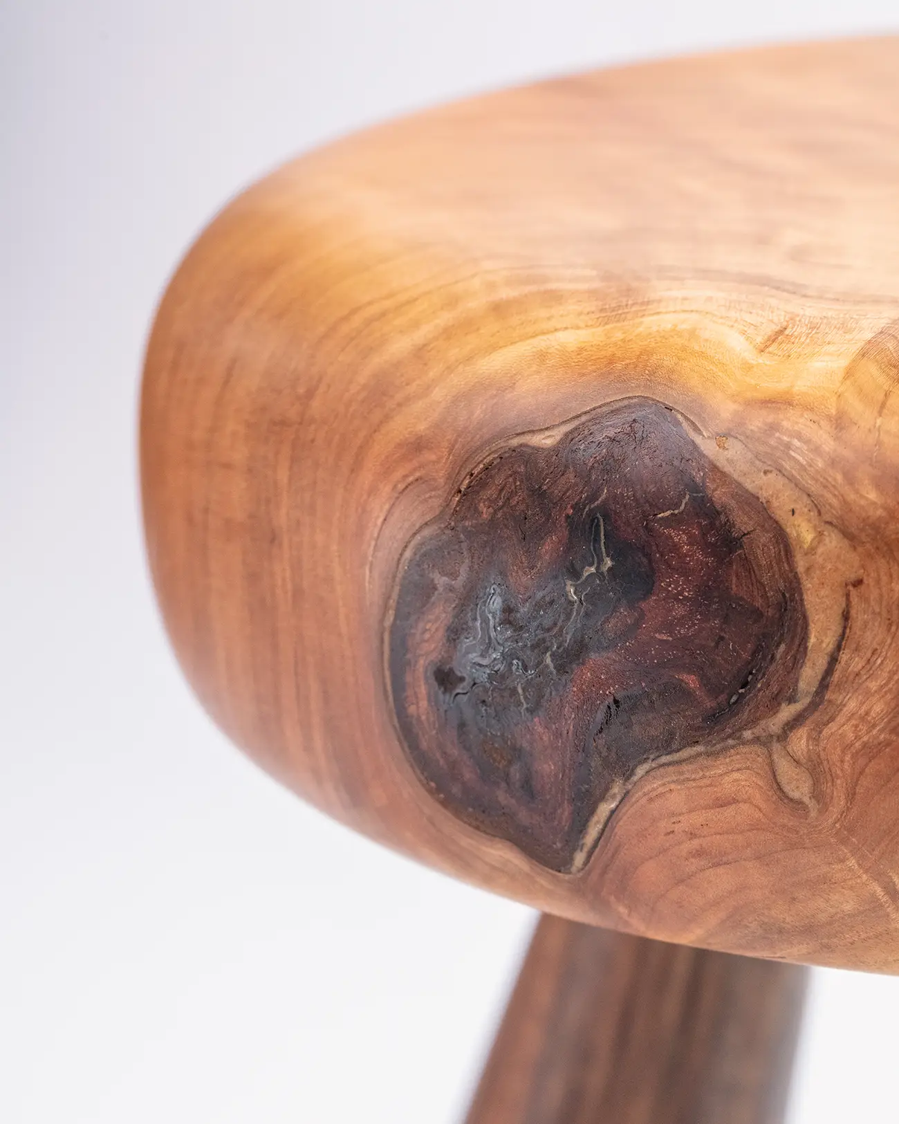 Tabouret d’Alpage en Greffe de Cerisier et Noyer 2 – Image 6