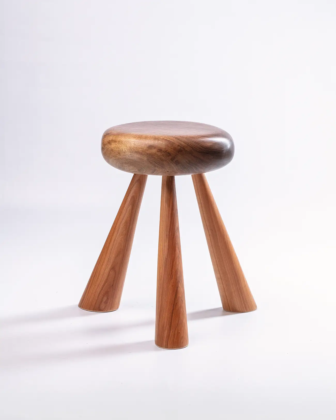 Tabouret d’Alpage en Noyer et Merisier – Image 2