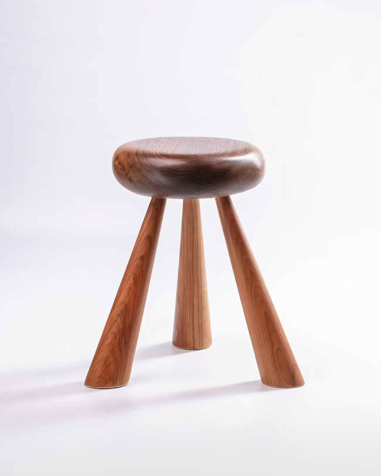 Tabouret d’Alpage en Noyer et Merisier – Image 3