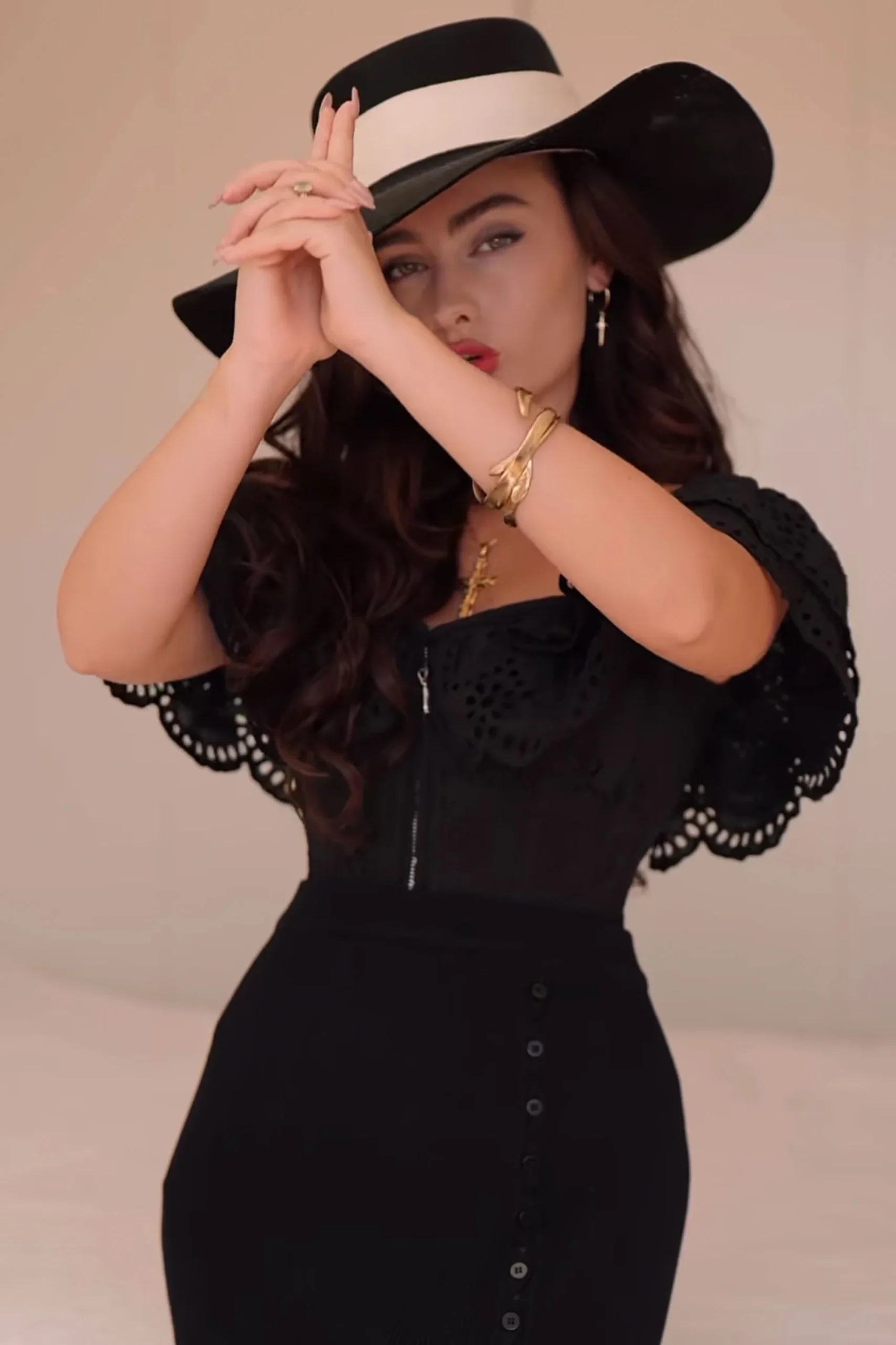 Alyssum Corset noir en coton avec broderie anglaise et manches à volants – Image 9