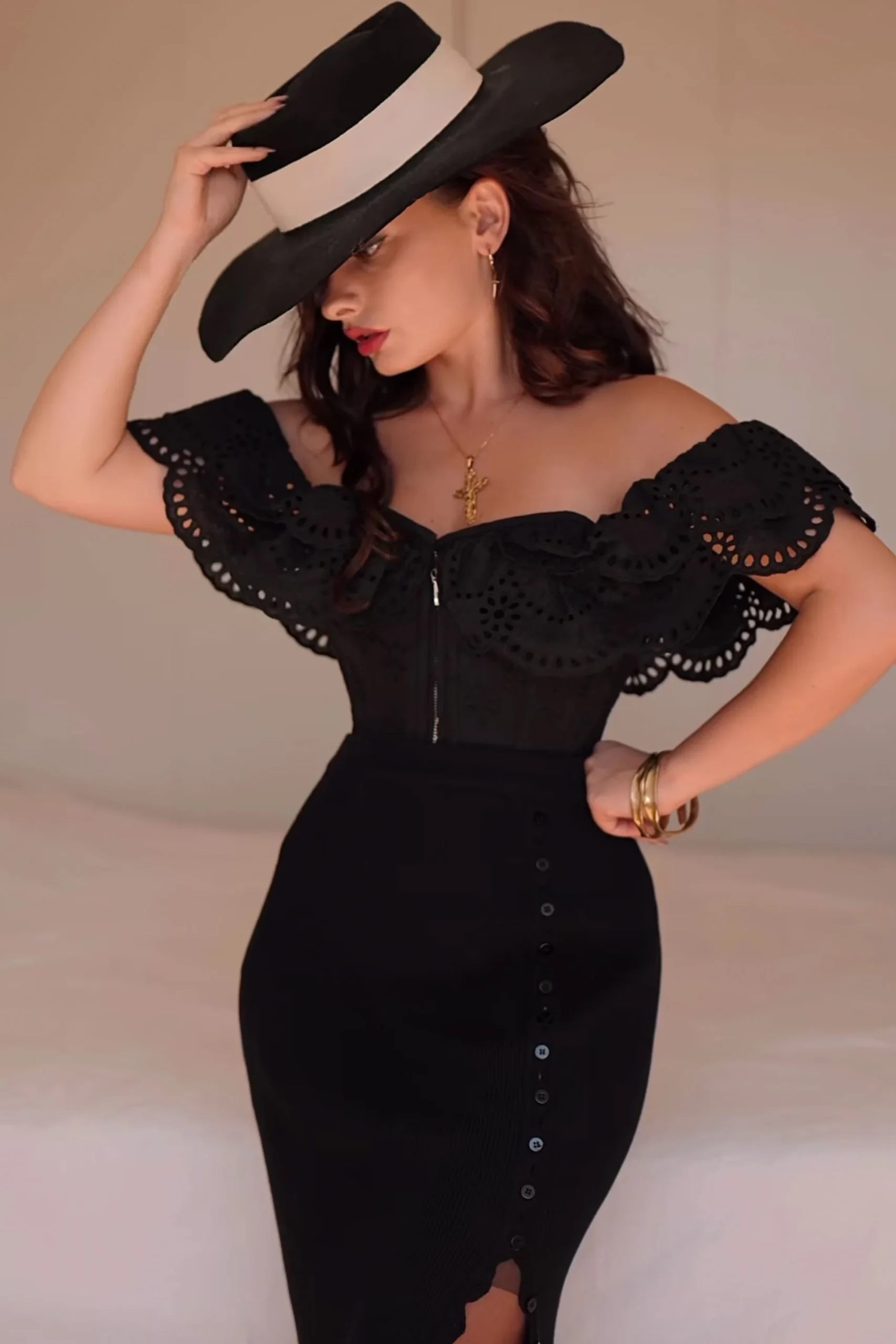 Alyssum Corset noir en coton avec broderie anglaise et manches à volants – Image 8