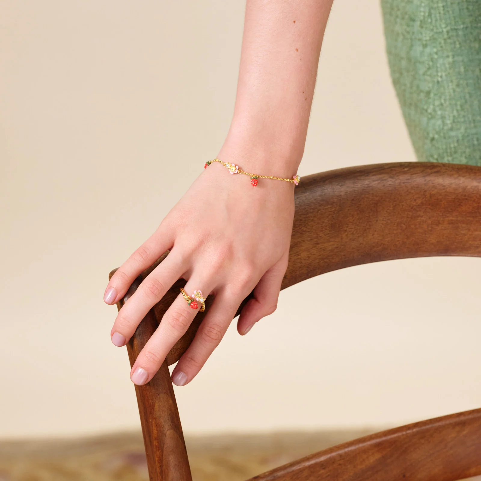 Bracelet charms fraises des bois et fleurs roses – Image 2