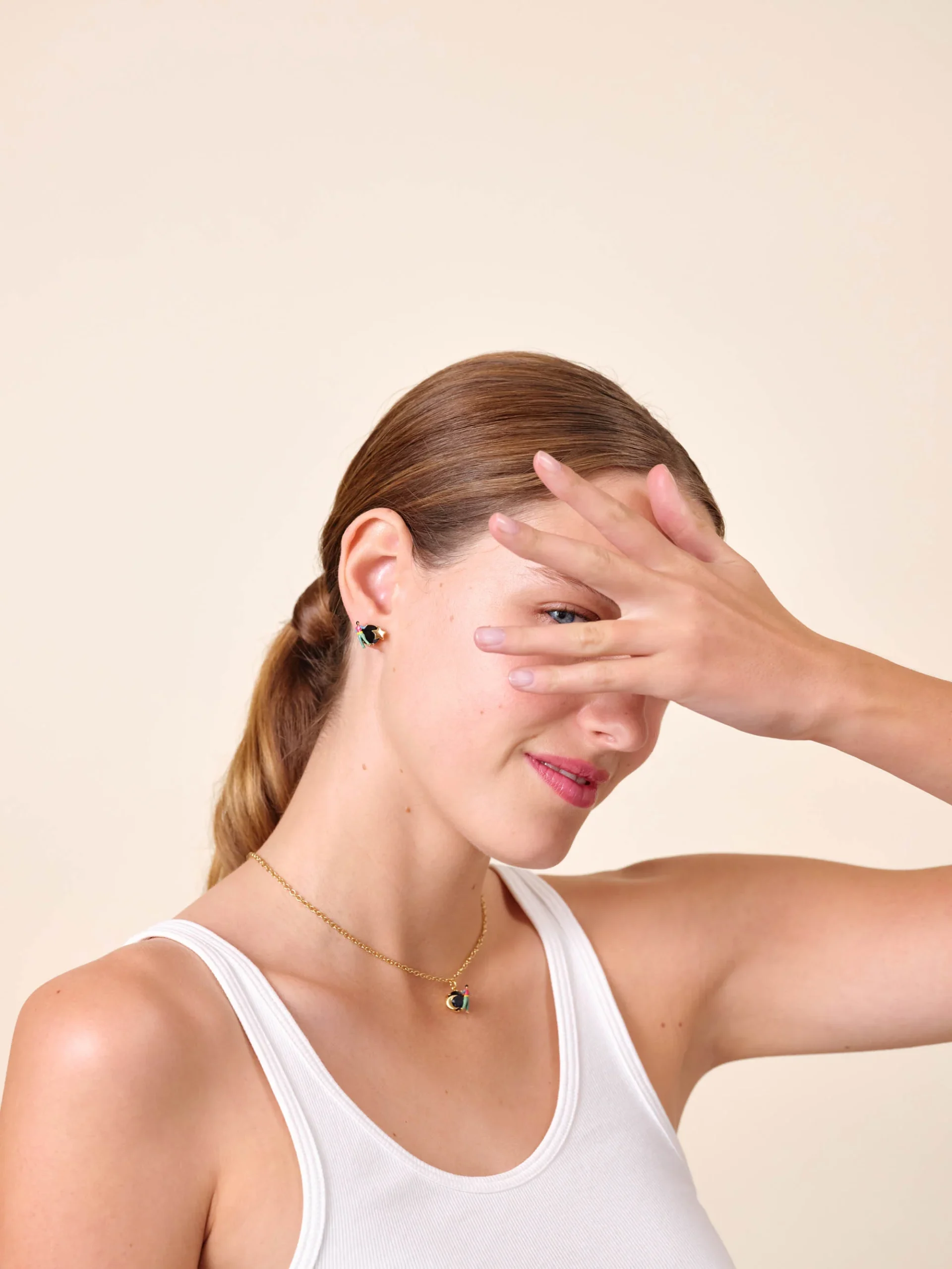 Boucles d'oreilles dormeuses asymétriques pierre en verre taillé – Image 2