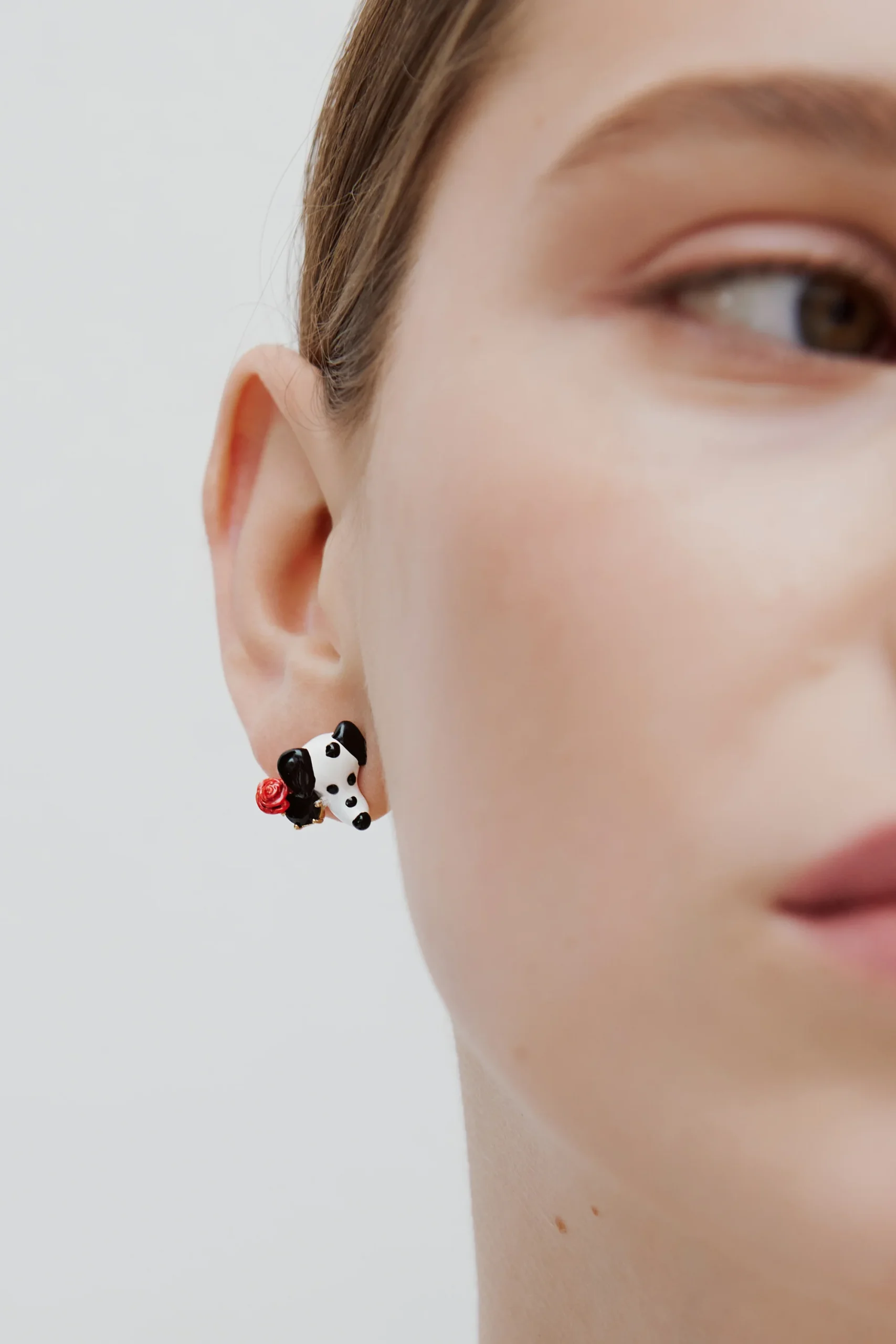Boucles d'oreilles dalmatien, pierre ronde facettée noire et rose rouge – Image 2