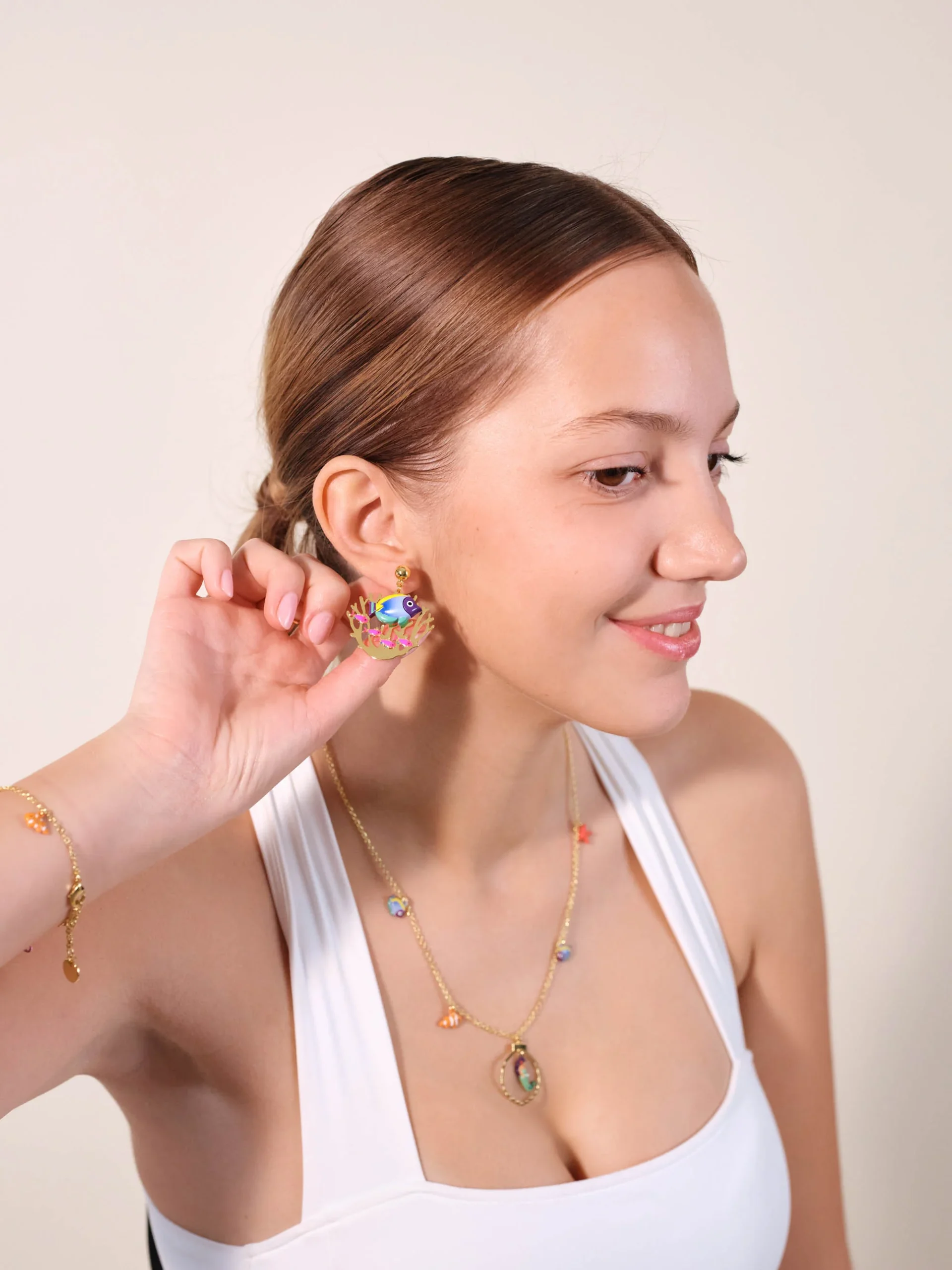 Boucles d'oreilles dorées poissons et corail – Image 2