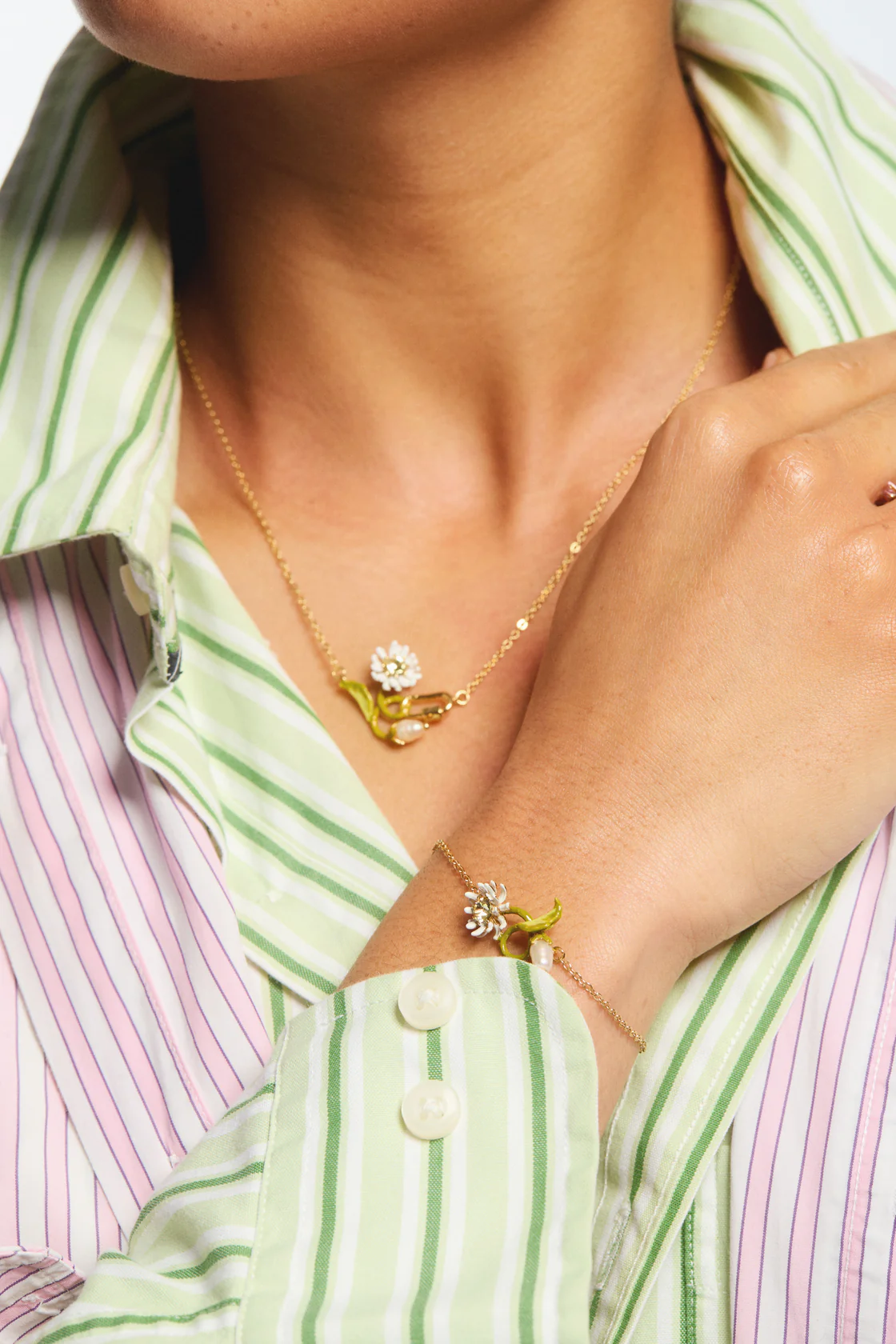 Collier fin pâquerette blanche et verte, perle nacrée, mousqueton – Image 2