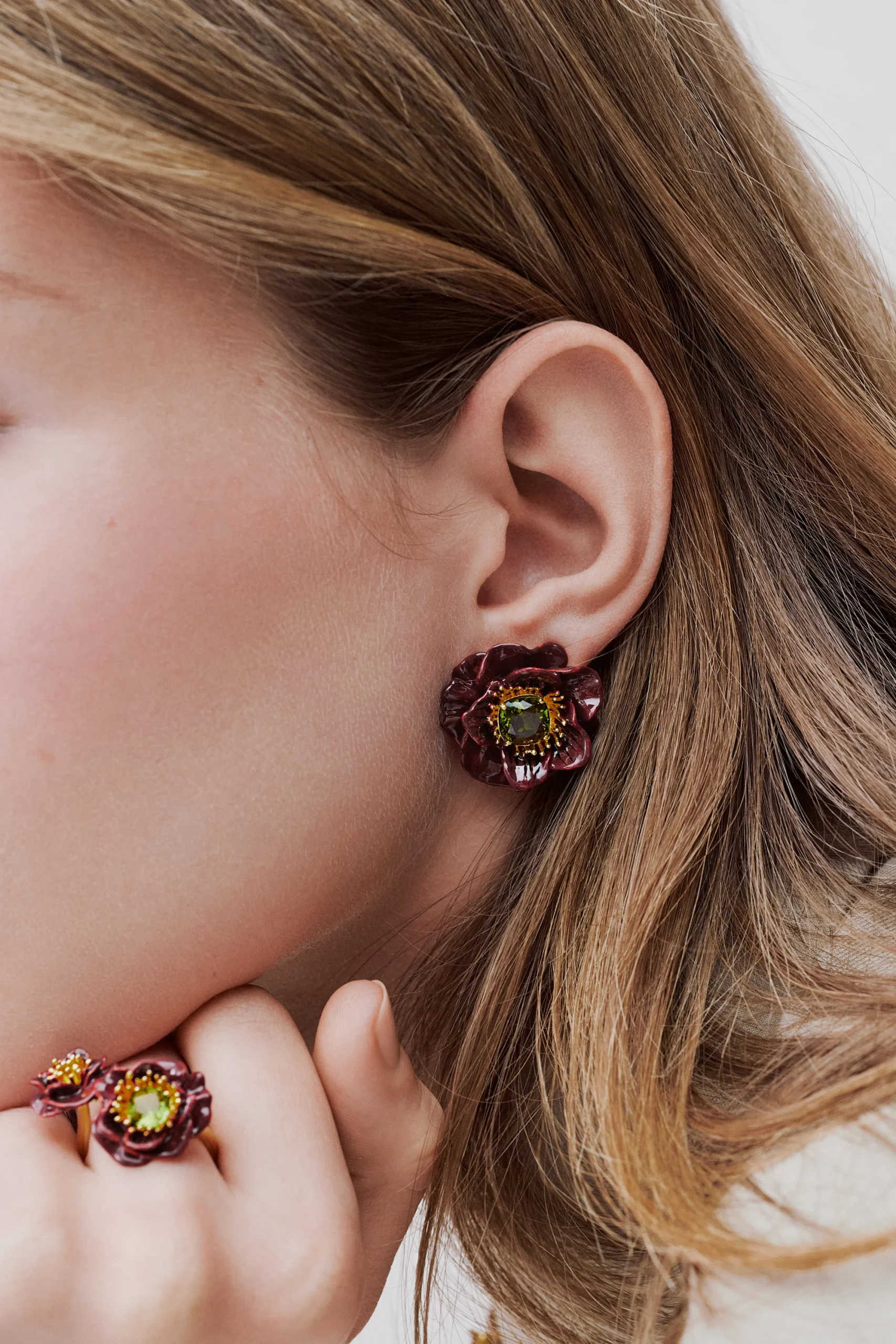 Boucles d'oreilles fleur d'anémone bordeaux et pierre facettée verte – Image 5