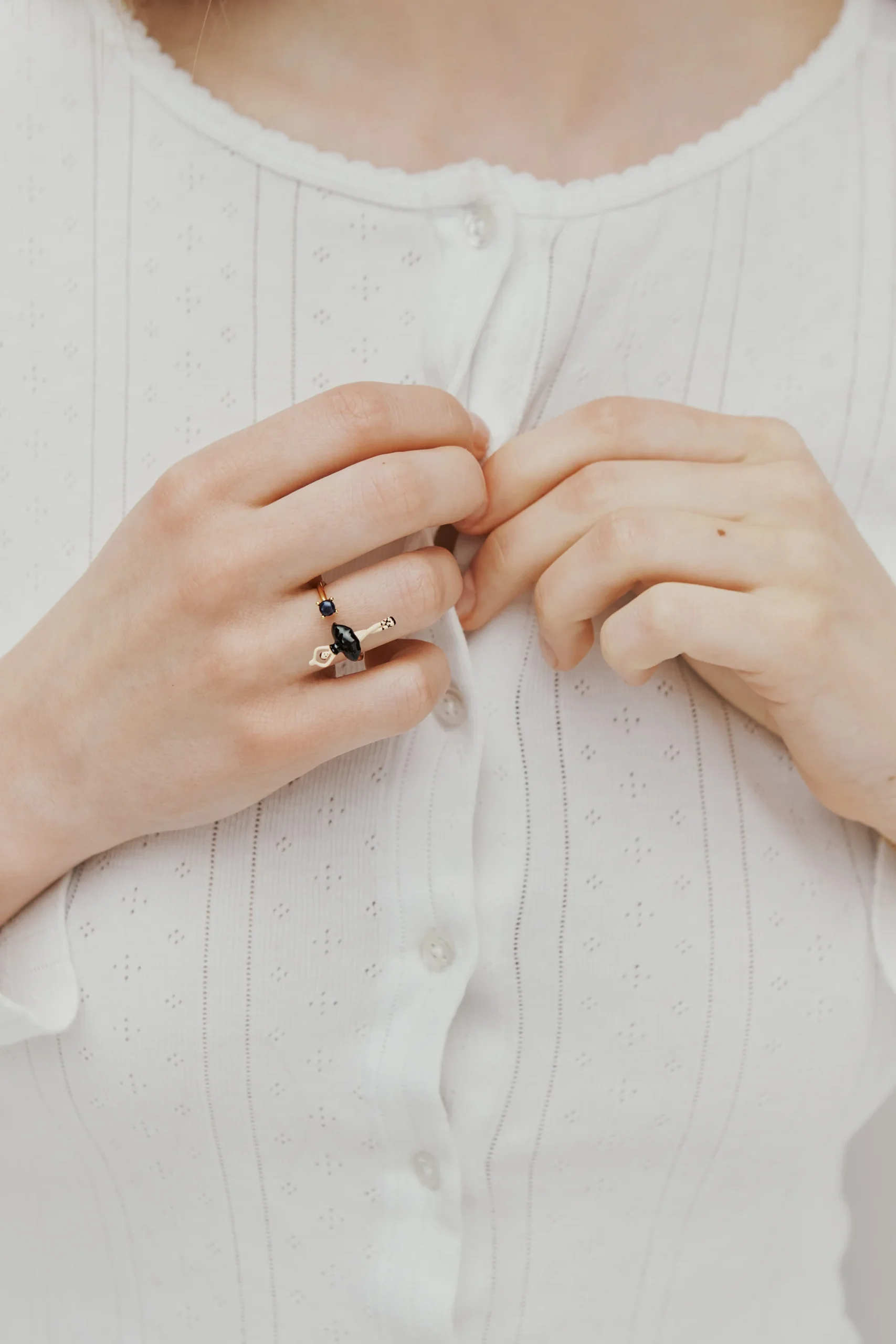 Bague ajustable Ballerine tutu noir et perle de culture – Image 2