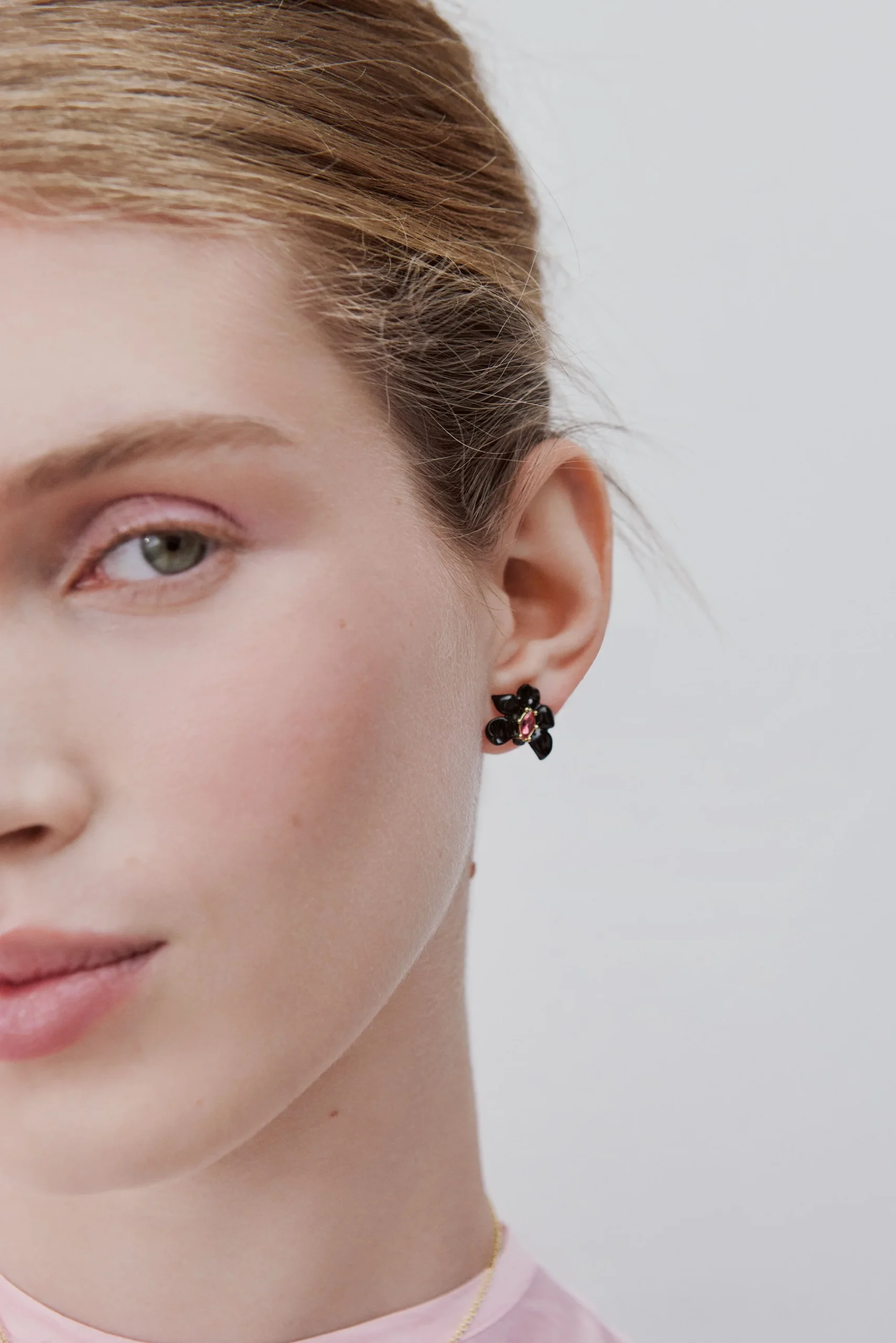 Boucles d'oreilles tiges orchidée noire et cristal rose – Image 2
