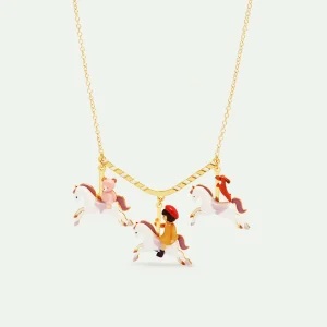 Collier plastron petite fille, teckel et ours en peluche sur un carrousel