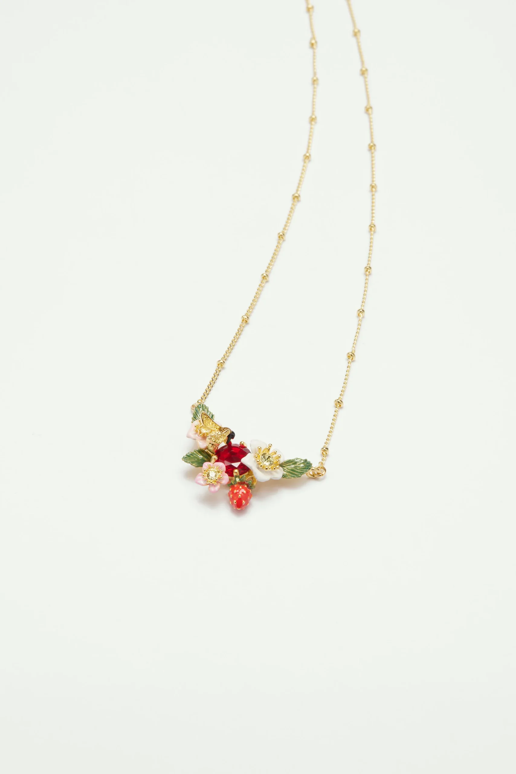 Collier plastron fraise des bois, fleurs de fraisiers et bourdon – Image 3