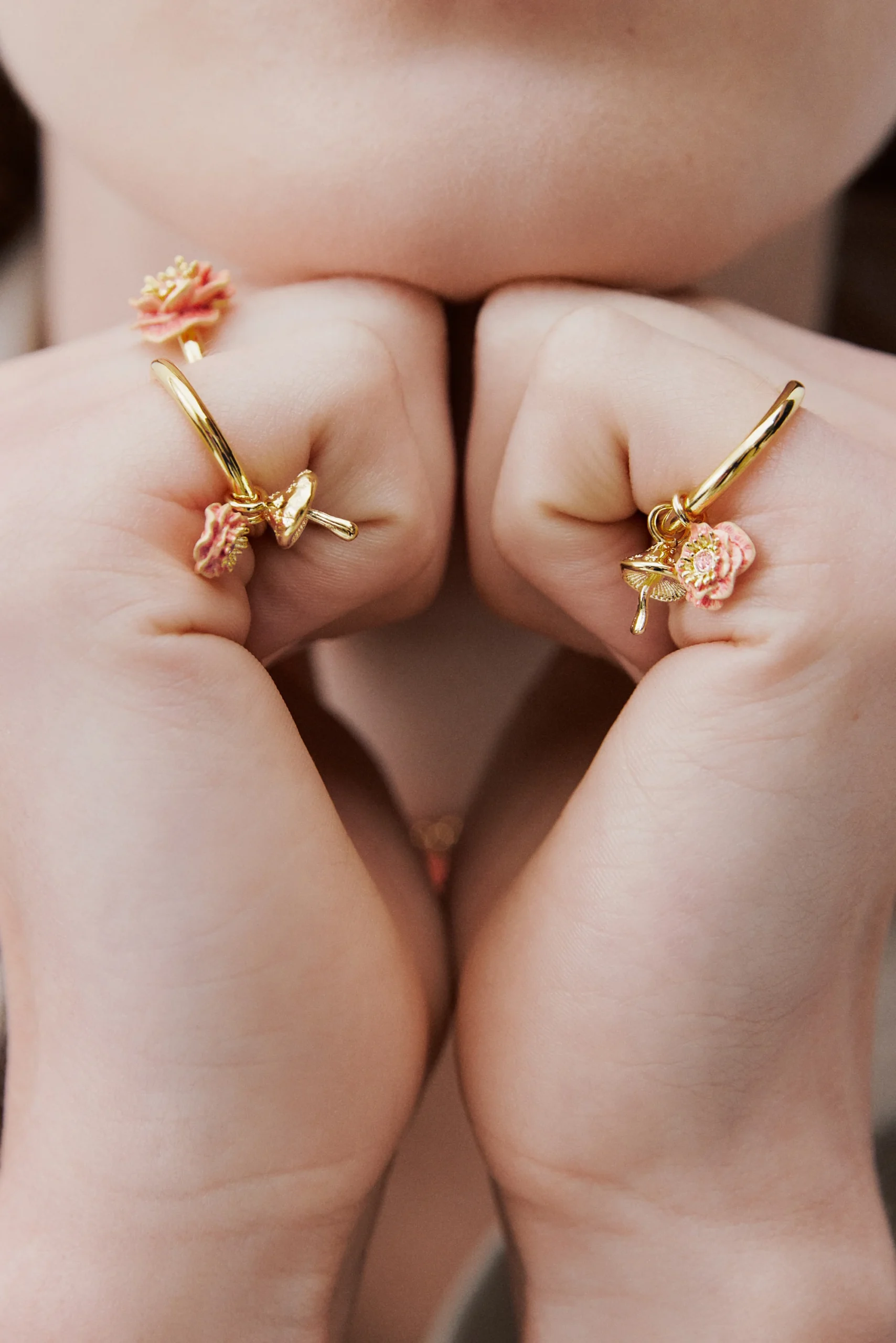 Bague charm's anémone rose et champignon doré – Image 2