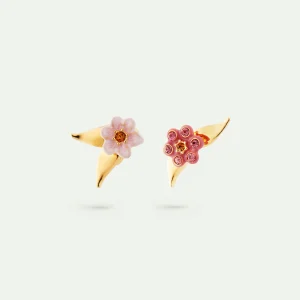 Boucles d'oreilles tiges asymétriques fleurs de jasmin roses