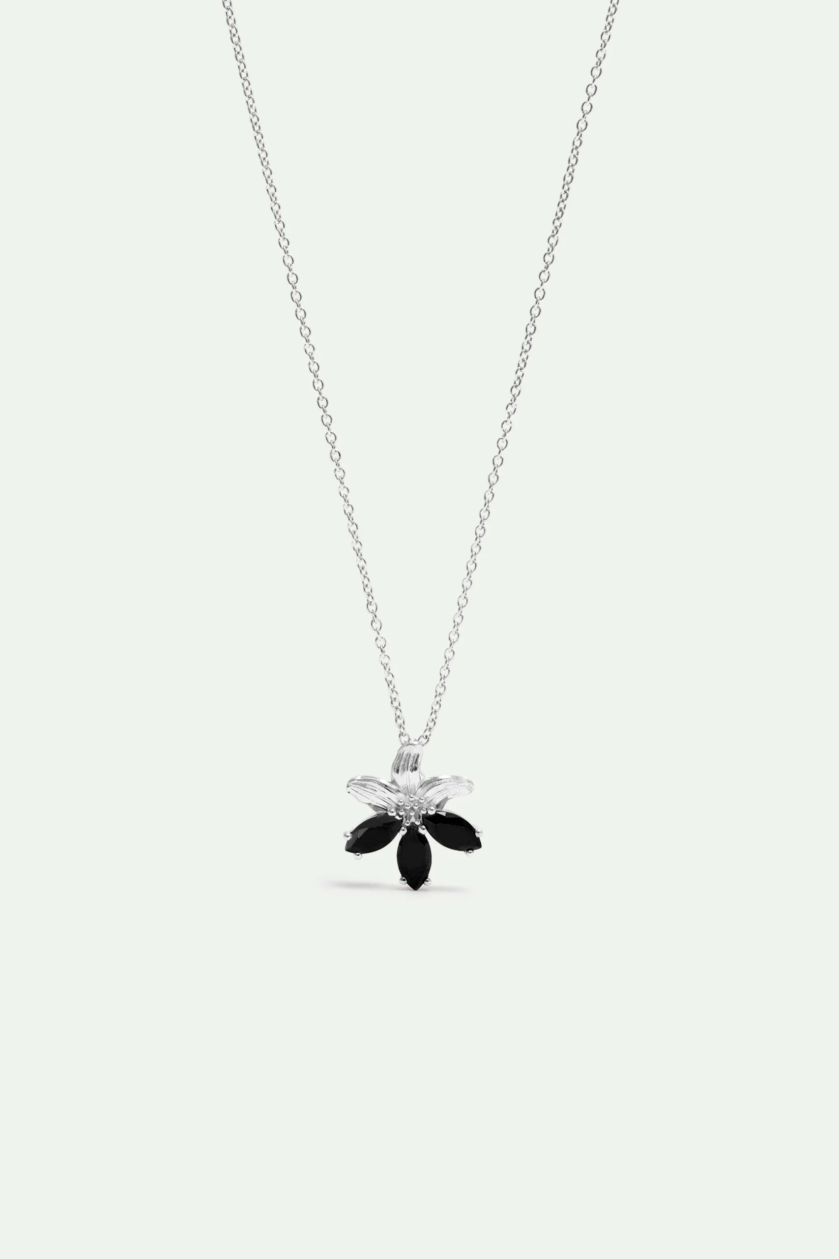 Collier pendentif argenté fleur de lys et pierres noires