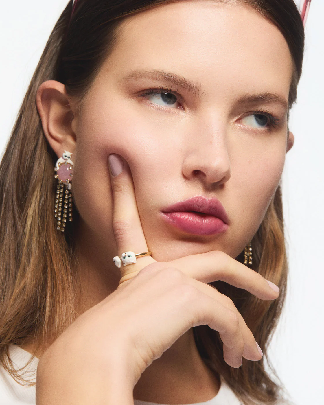 Boucles d'oreilles tiges pendantes chat blanc, pierre ronde rose, chaine strassée – Image 2