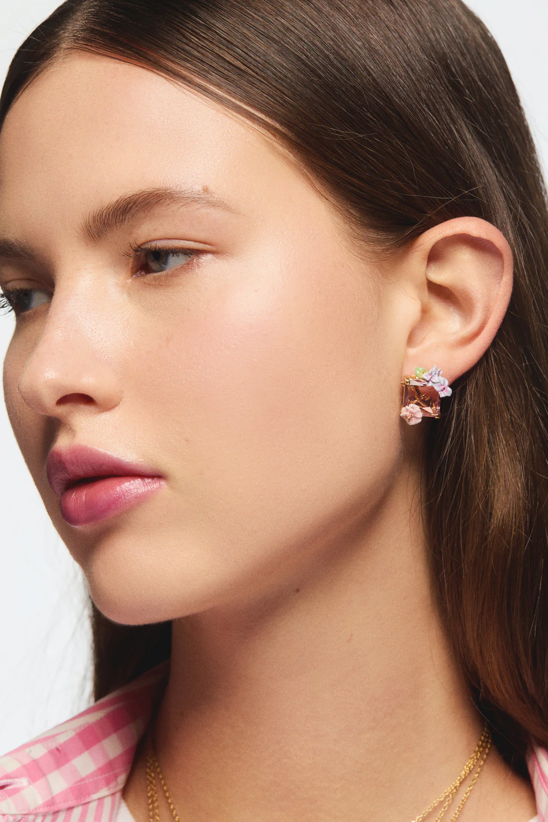 Boucles d'oreilles tiges lézard, pierre taillée rosée et fleurs d'hortensia – Image 2