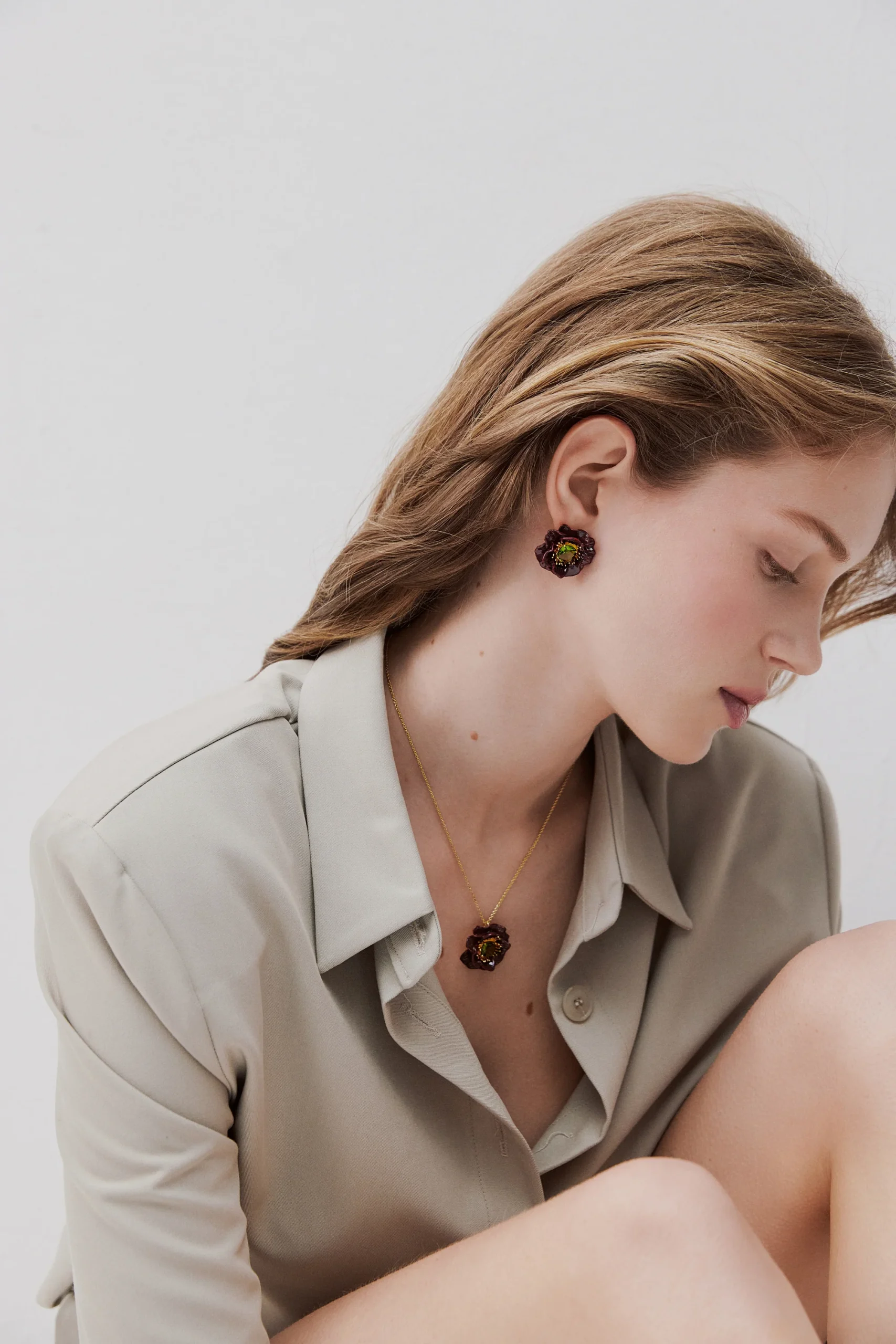 Boucles d'oreilles fleur d'anémone bordeaux et pierre facettée verte – Image 4