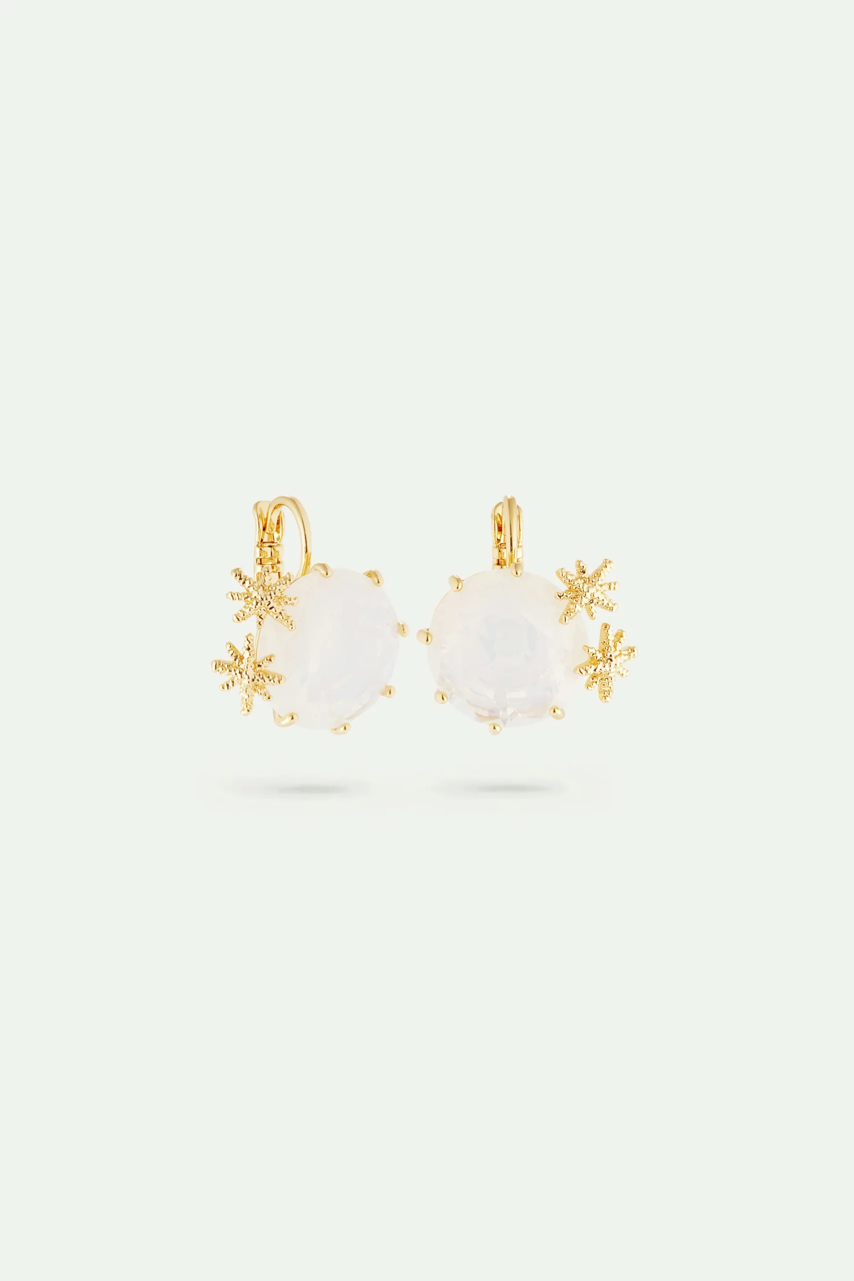 Boucles d'oreilles dormeuses pierre ronde La Diamantine blanc opalescent et fines étoiles – Image 2