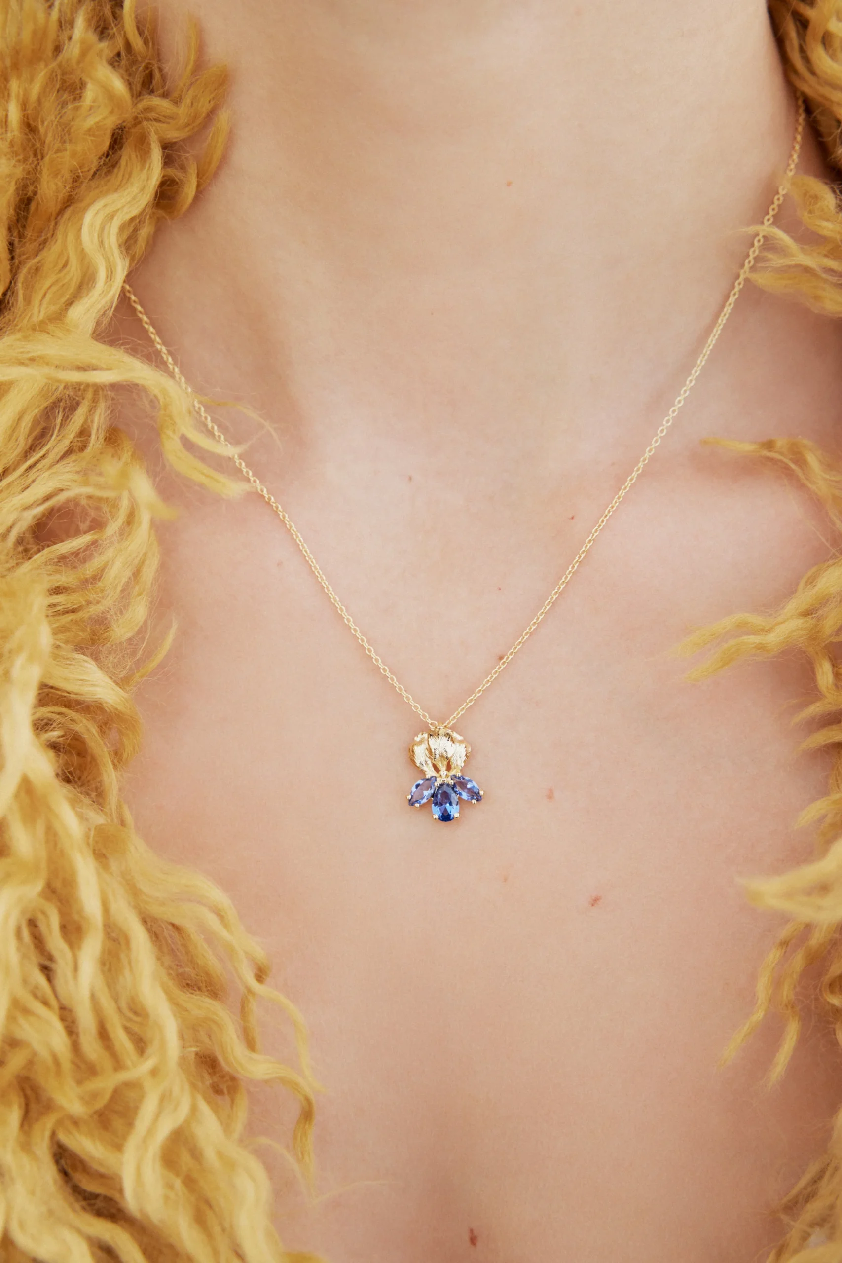Collier pendentif doré iris et pierres bleues – Image 2