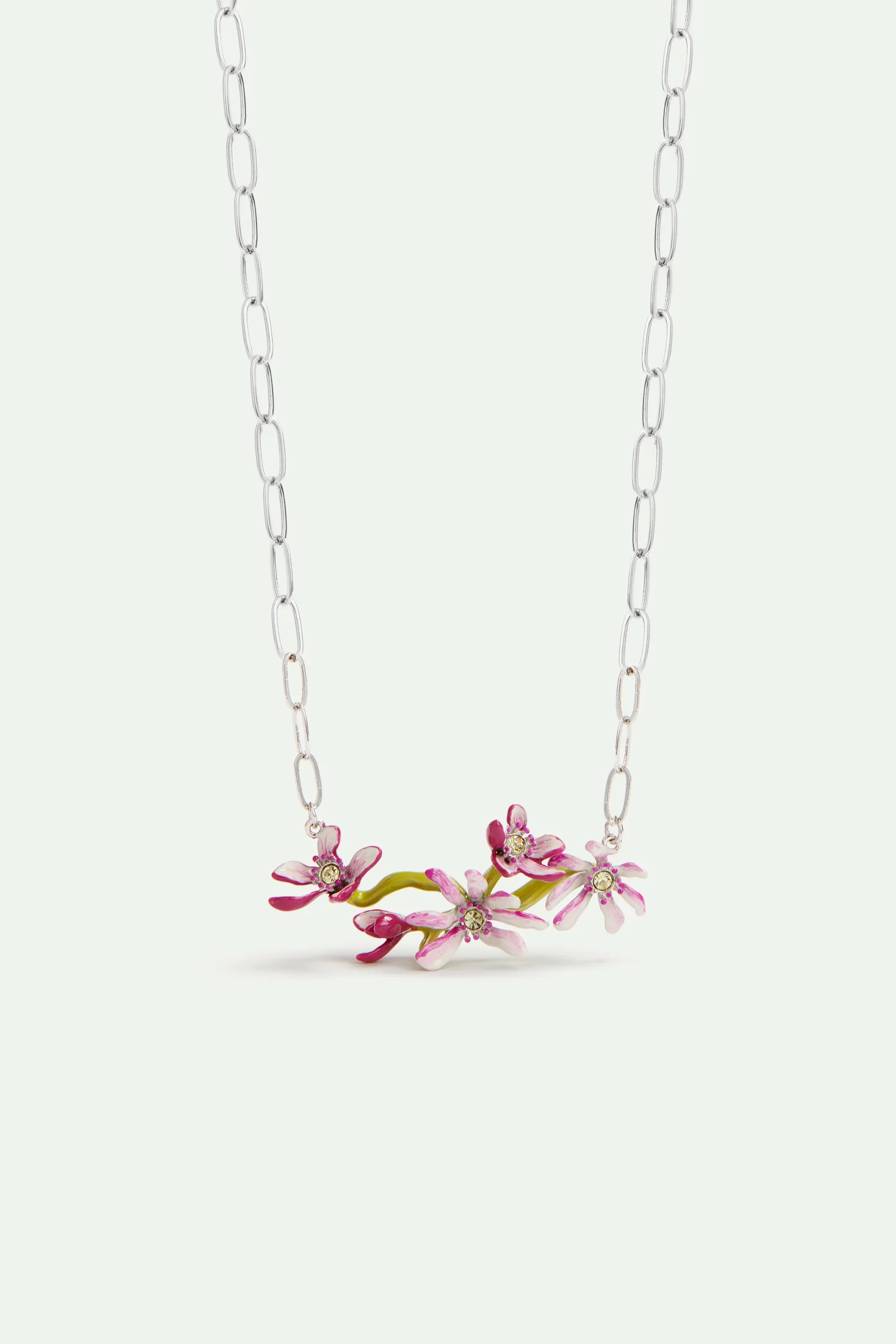 Collier plastron argenté fleurs de magnolia