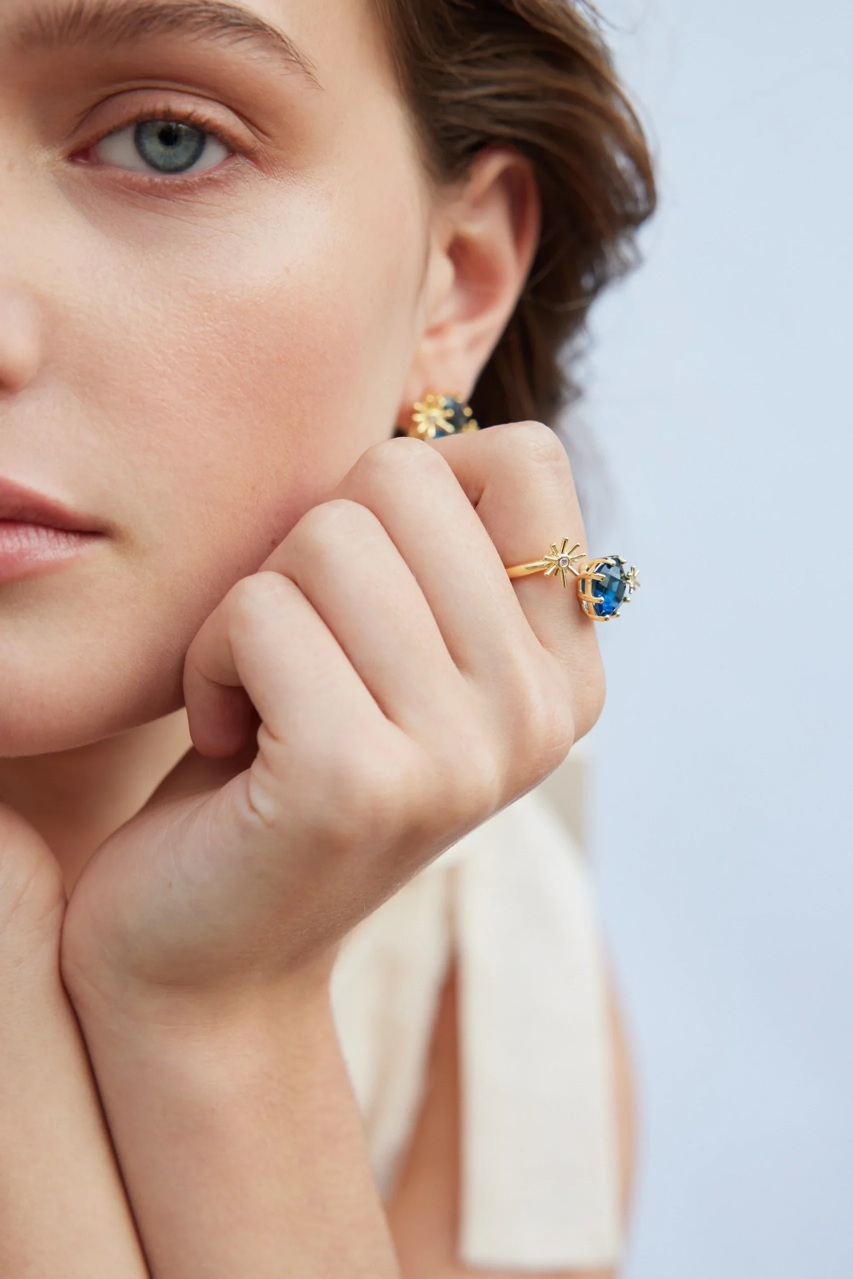 Boucles d'oreilles étoiles dorées et pierre carrée – Image 2