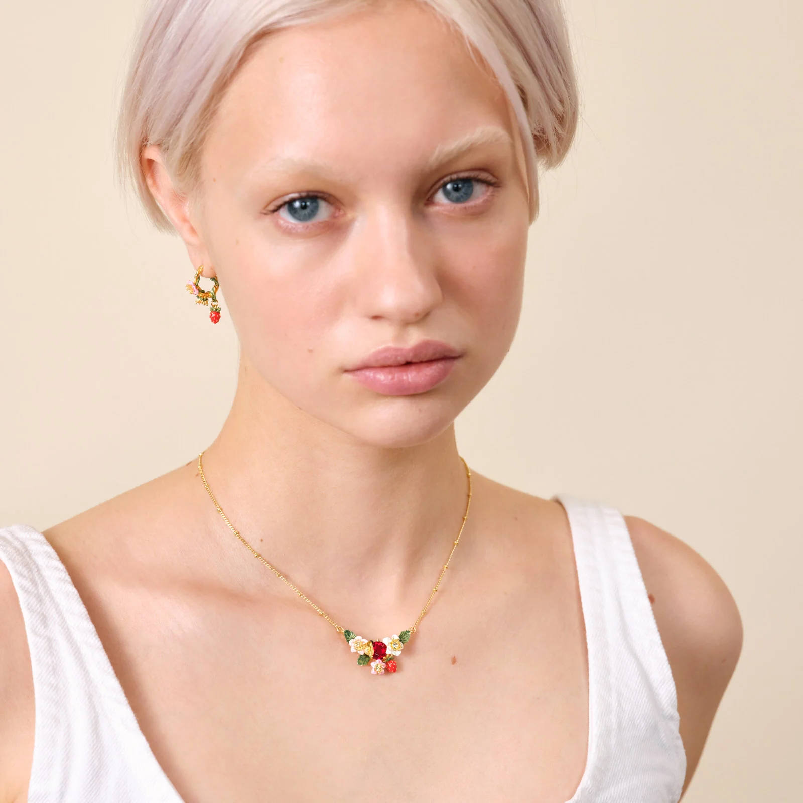 Collier plastron fraise des bois, fleurs de fraisiers et bourdon – Image 2