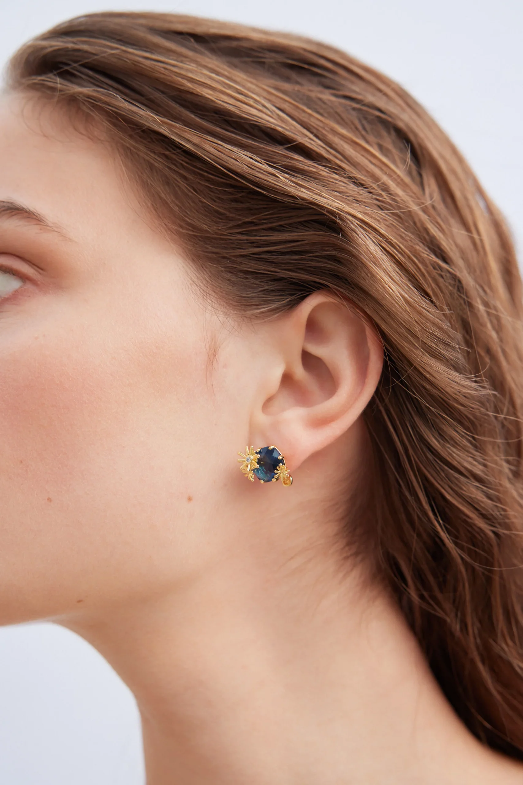 Boucles d'oreilles étoiles dorées et pierre carrée – Image 3