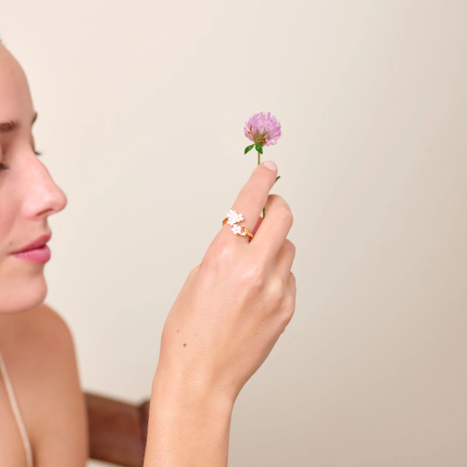 Bague ajustable toi et moi fleurs de verveine et pierre ronde – Image 2