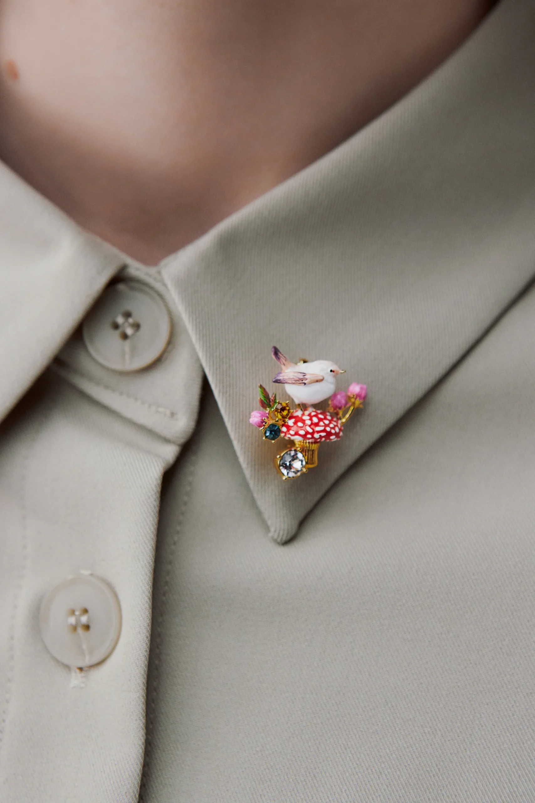 Broche plectrophane des neiges et champignon, bouton de rose et cristaux – Image 2