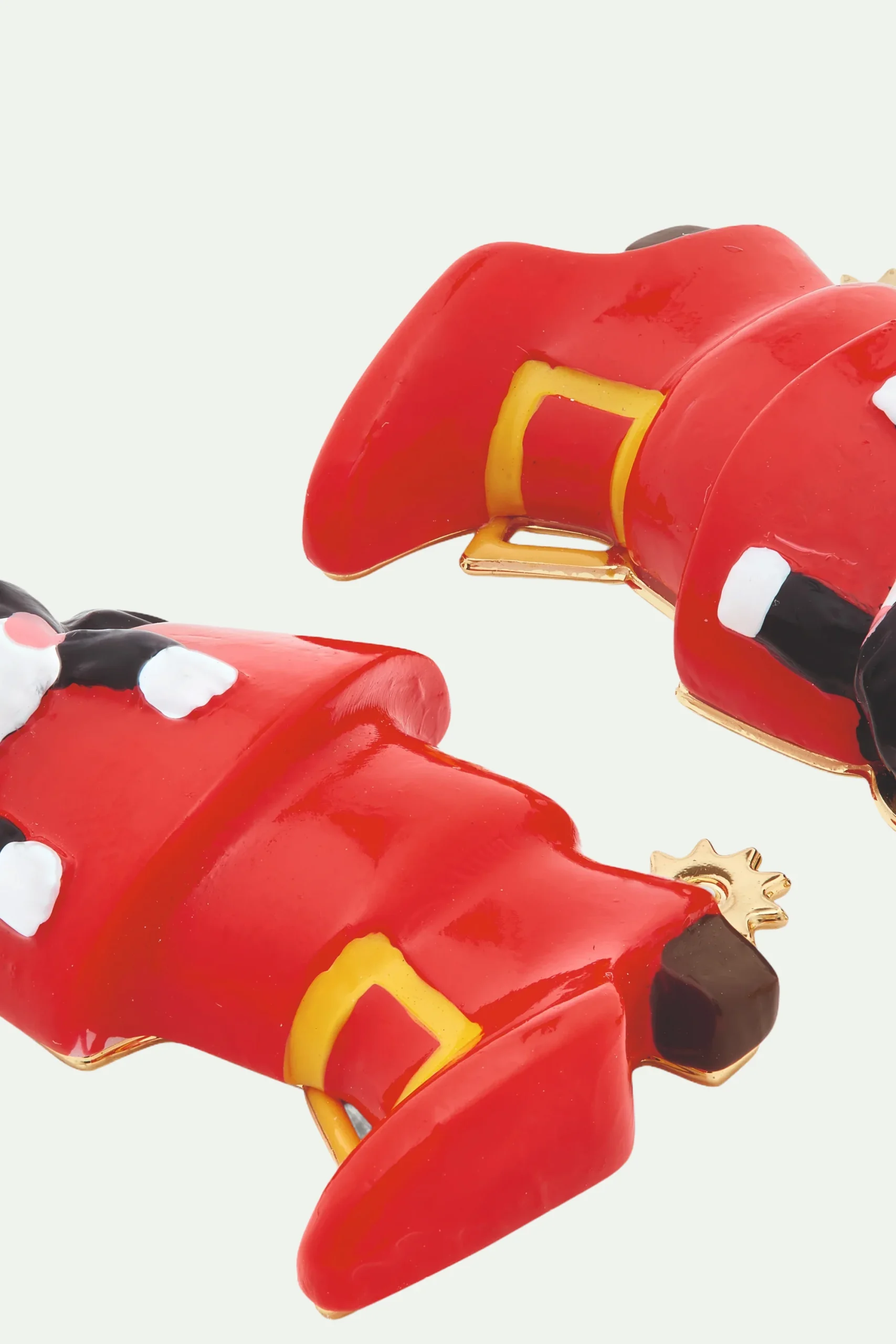 Boucles d'oreilles tiges chat charmant dans sa botte rouge – Image 3