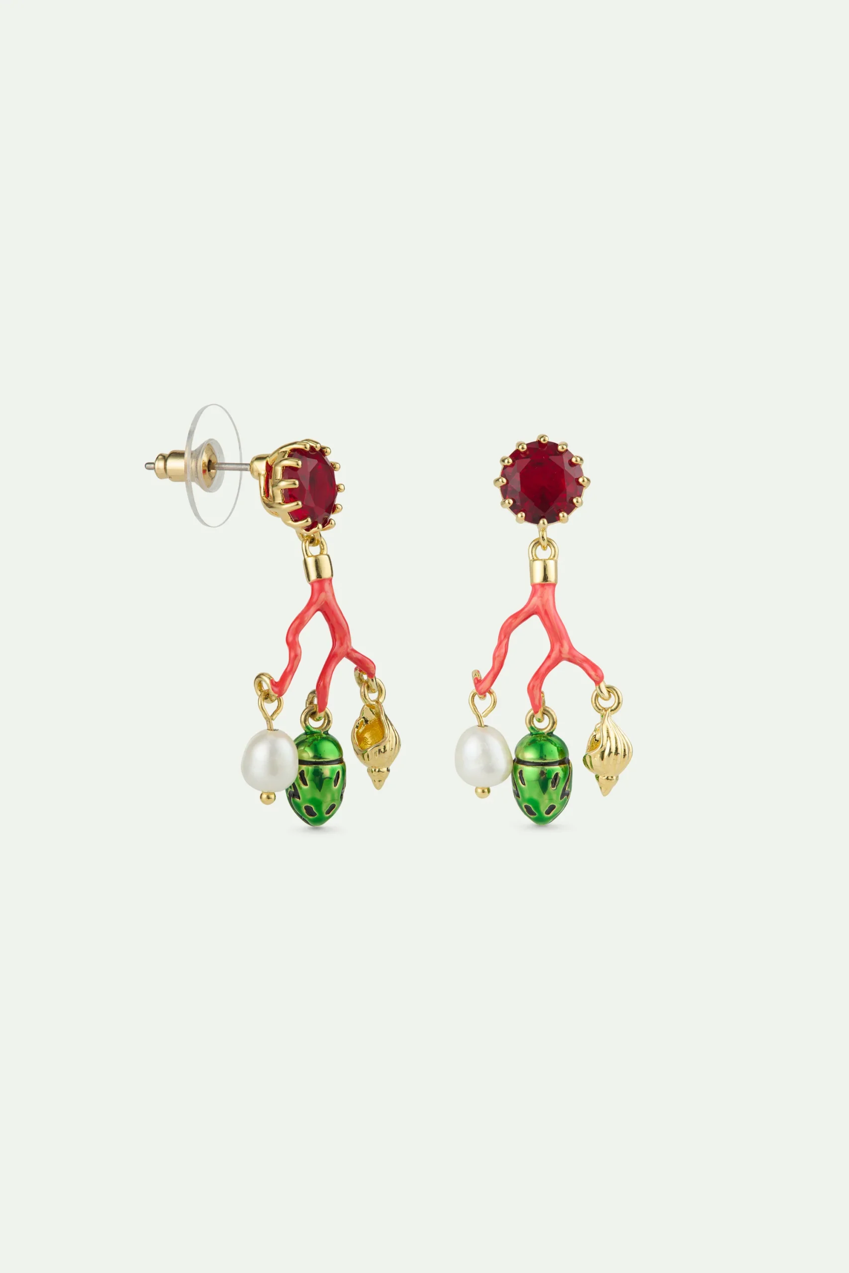 Boucles d'oreilles tiges corail, pierre facettée rouge, perle de culture, cétoine verte et coquillage doré – Image 3