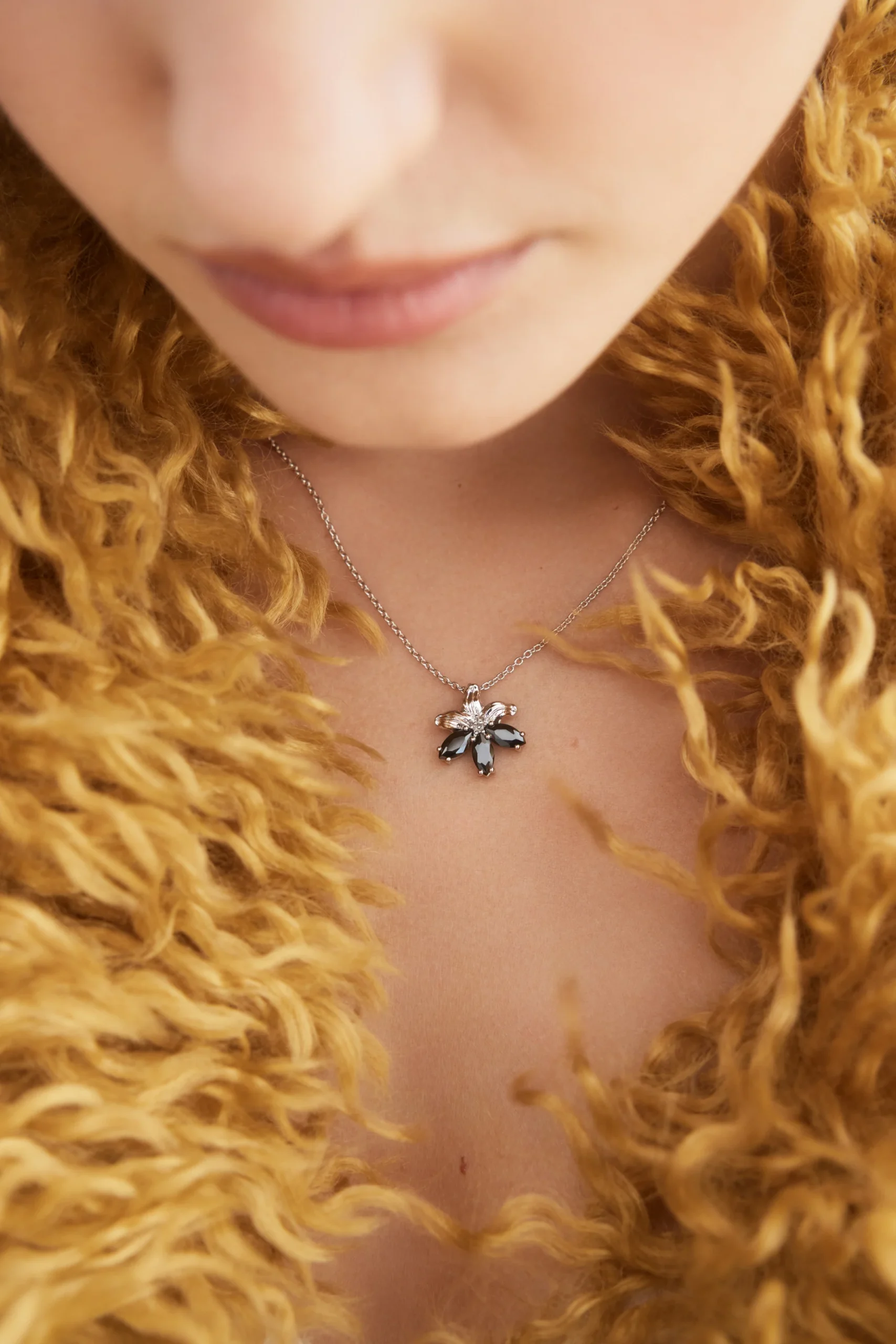 Collier pendentif argenté fleur de lys et pierres noires – Image 2