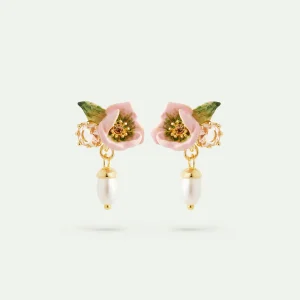 Boucles d'oreilles tiges fleur d'hellébore rose de Noël et perle fantaisie