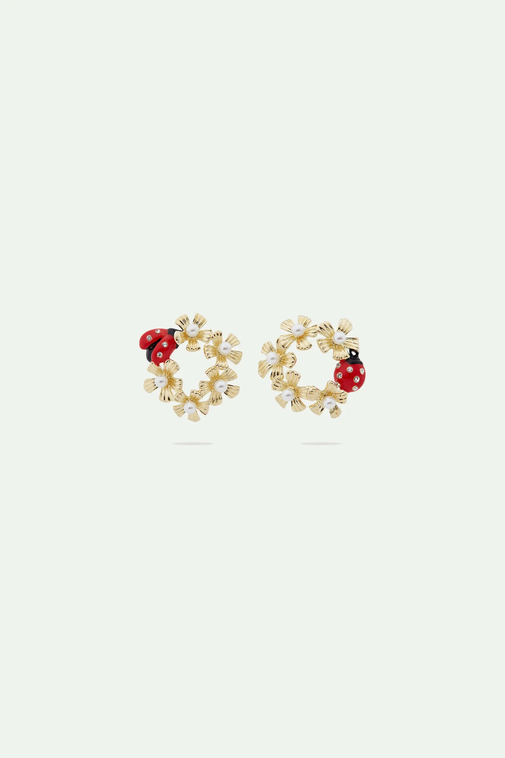 Boucles d'oreilles tiges asymétriques auréole d'anémones et coccinelle