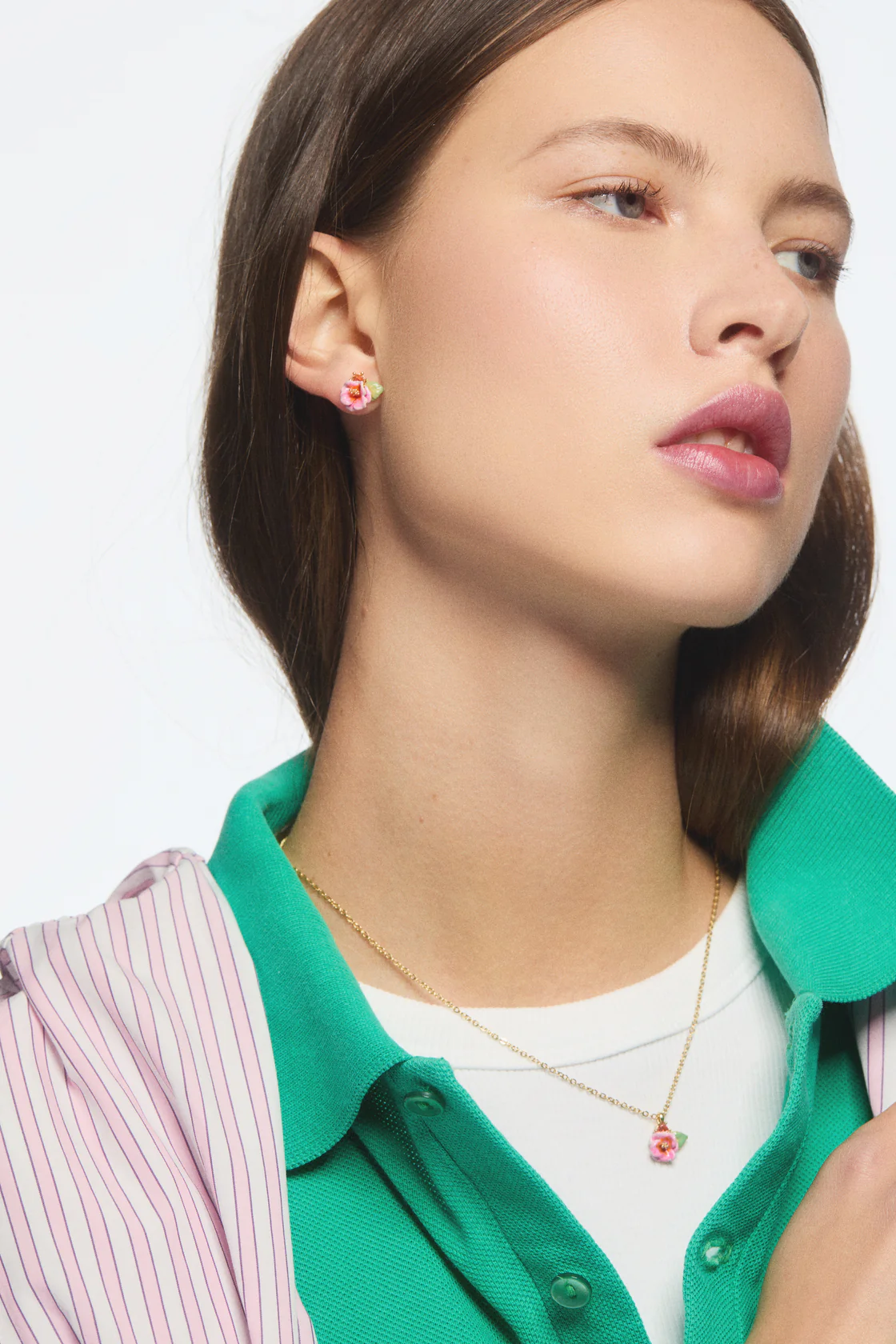 Boucles d'oreilles asymétriques fleur d'hortensia e et pierre ronde lavande – Image 4