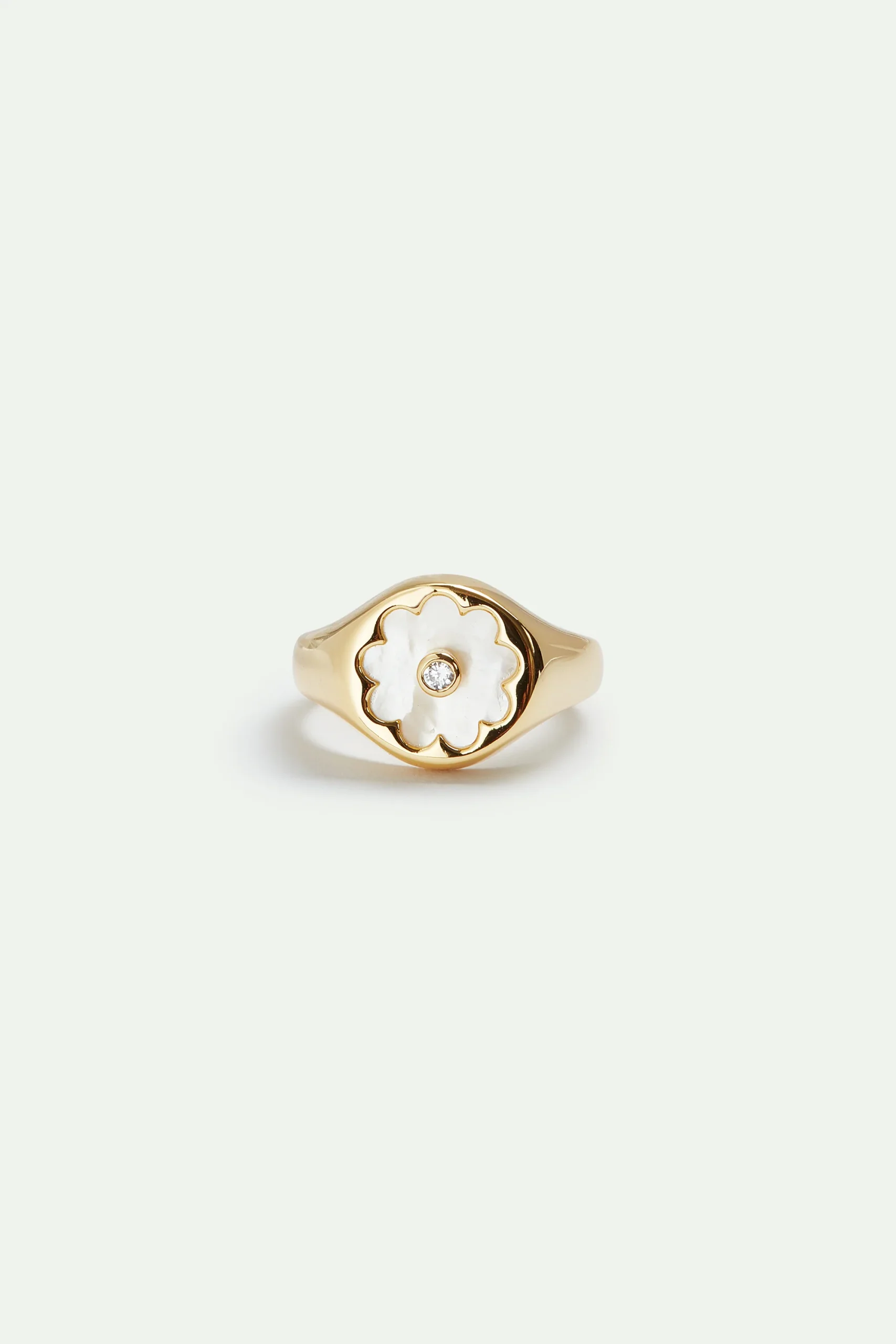 Bague dorée fleur blanche nacrée – Image 3