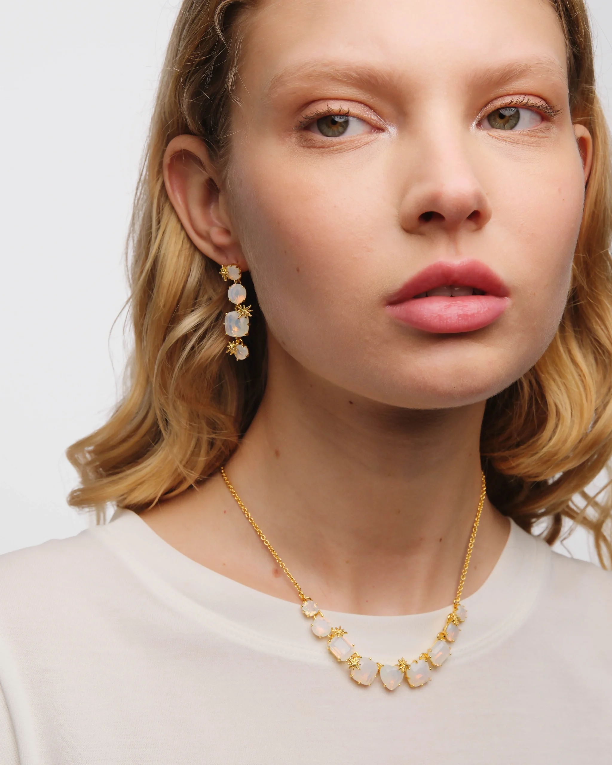 Boucles d'oreilles 4 pierres La Diamantine blanc opalescent et fines étoiles – Image 2