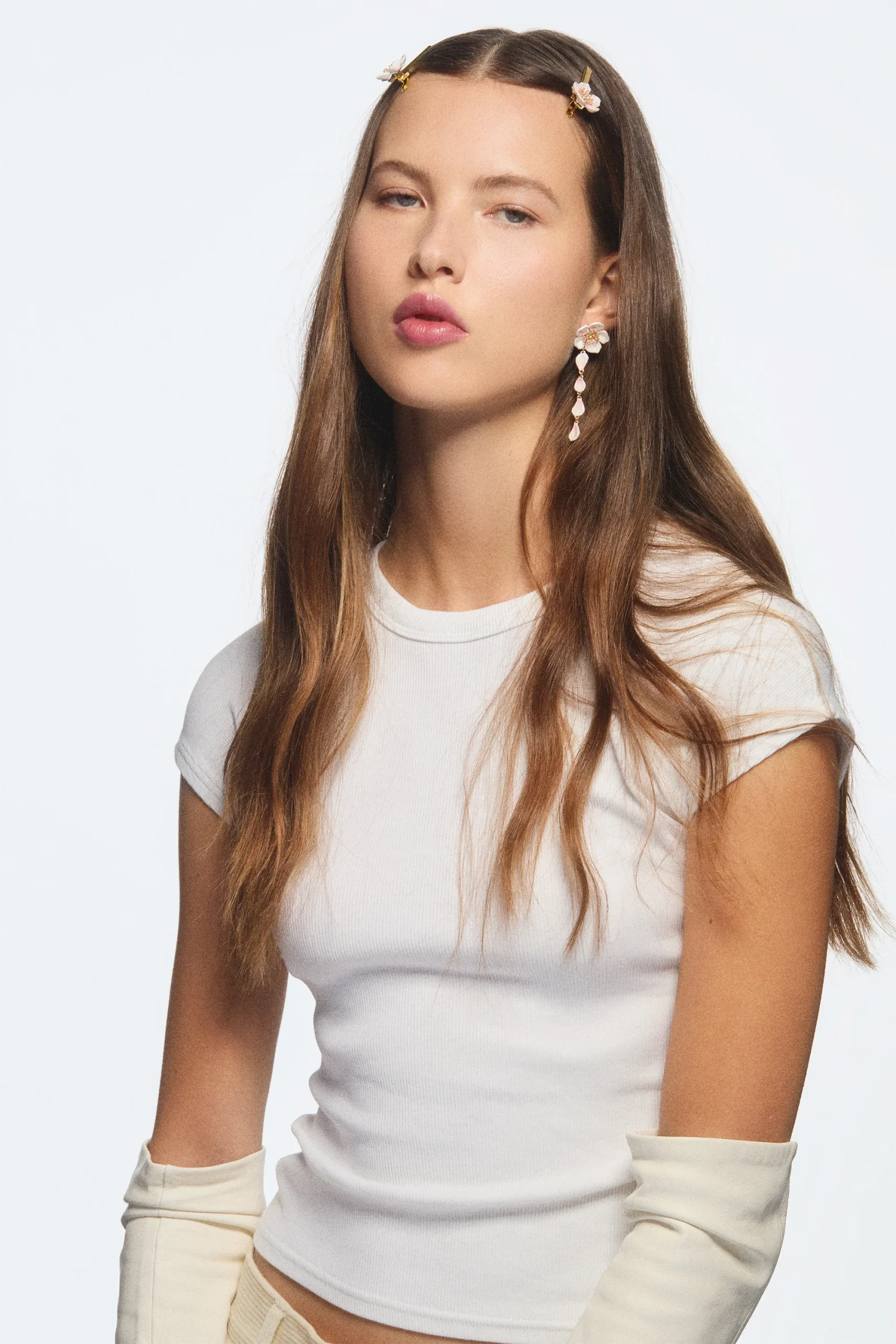 Boucles d'oreilles tiges pendantes fleur blanche de cerisier – Image 4