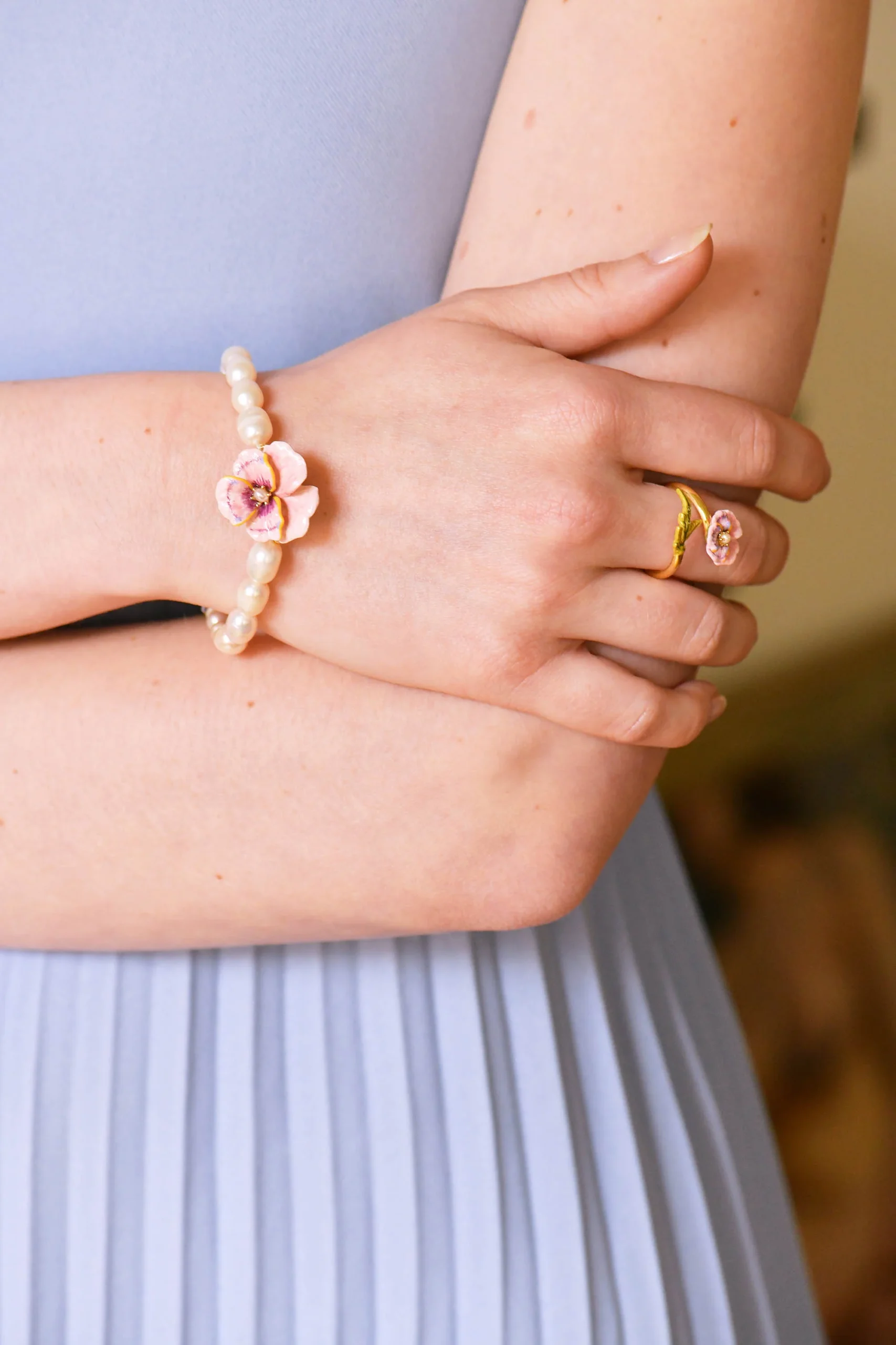 Bague ajustable pensée rose et perle – Image 2