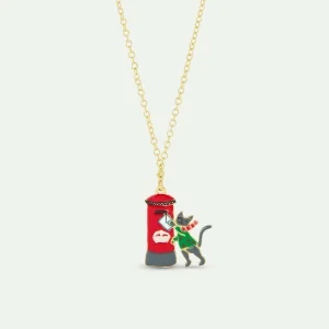 Collier pendentif boîte aux lettres rouge londonienne,courriel, chat gris et pull vert