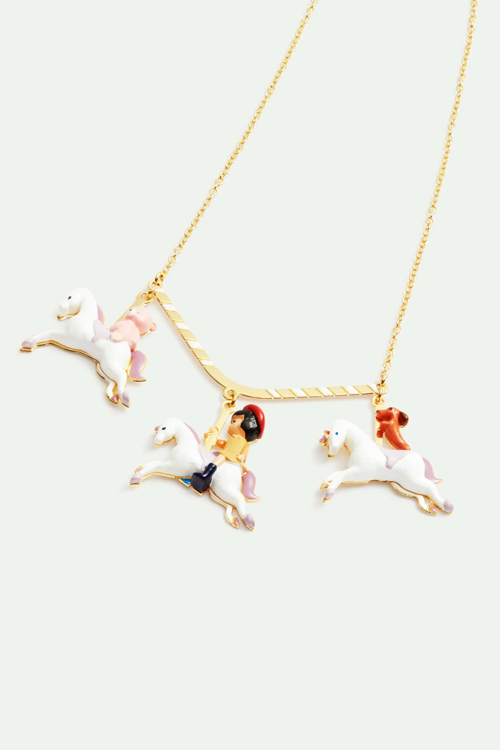 Collier plastron petite fille, teckel et ours en peluche sur un carrousel – Image 2