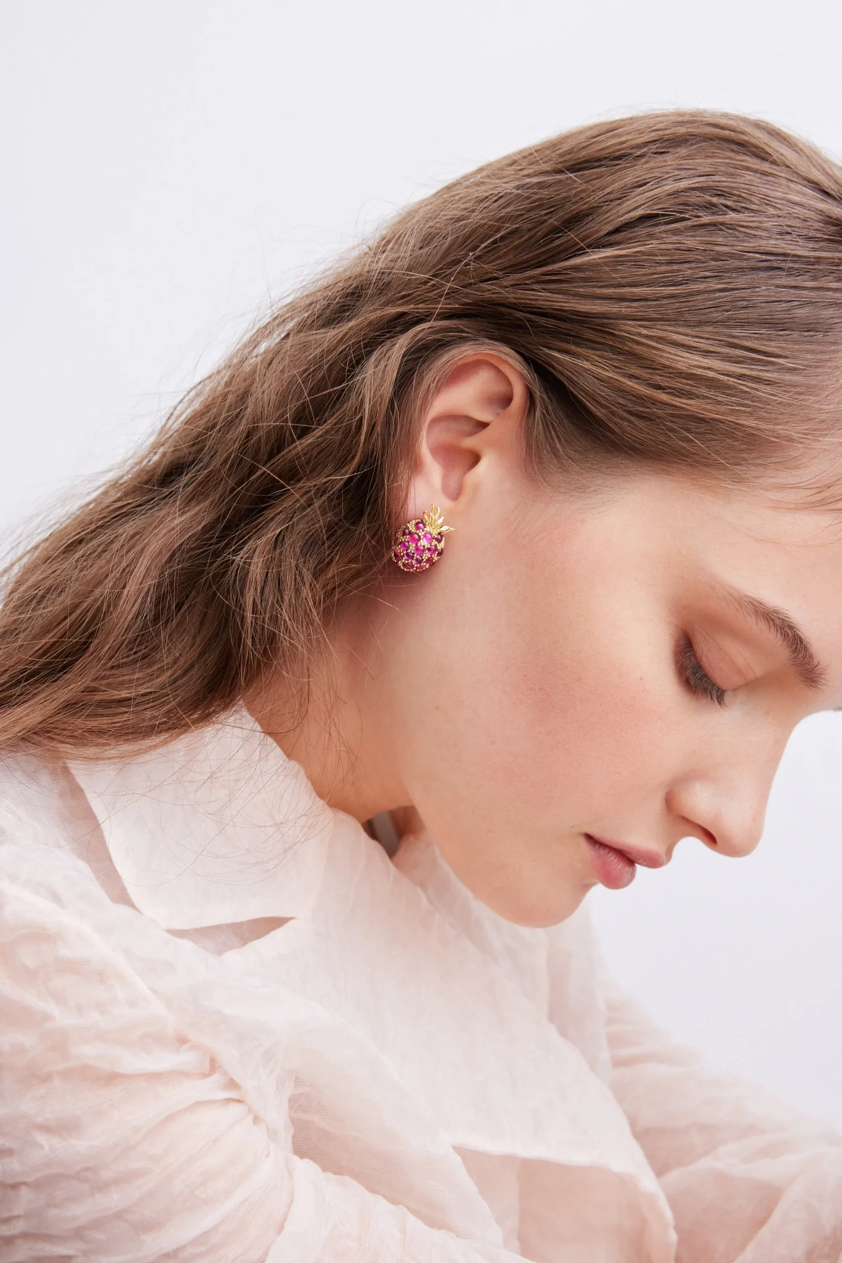 Boucles d'oreilles framboise et perles dorées – Image 2