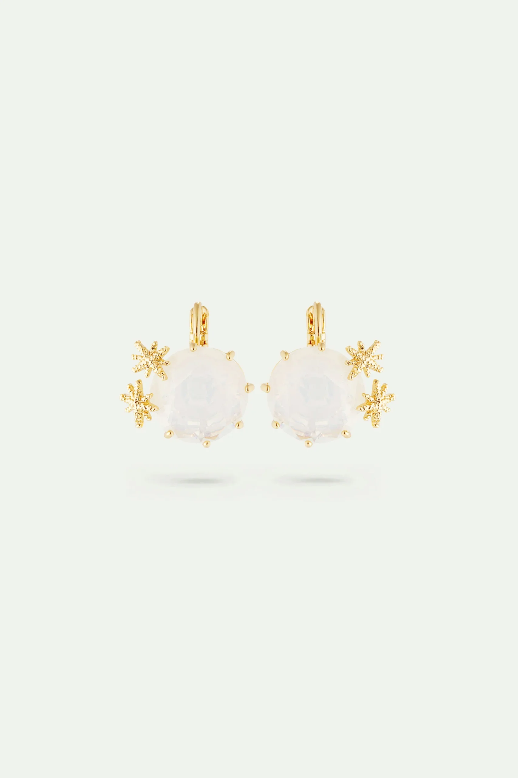 Boucles d'oreilles dormeuses pierre ronde La Diamantine blanc opalescent et fines étoiles