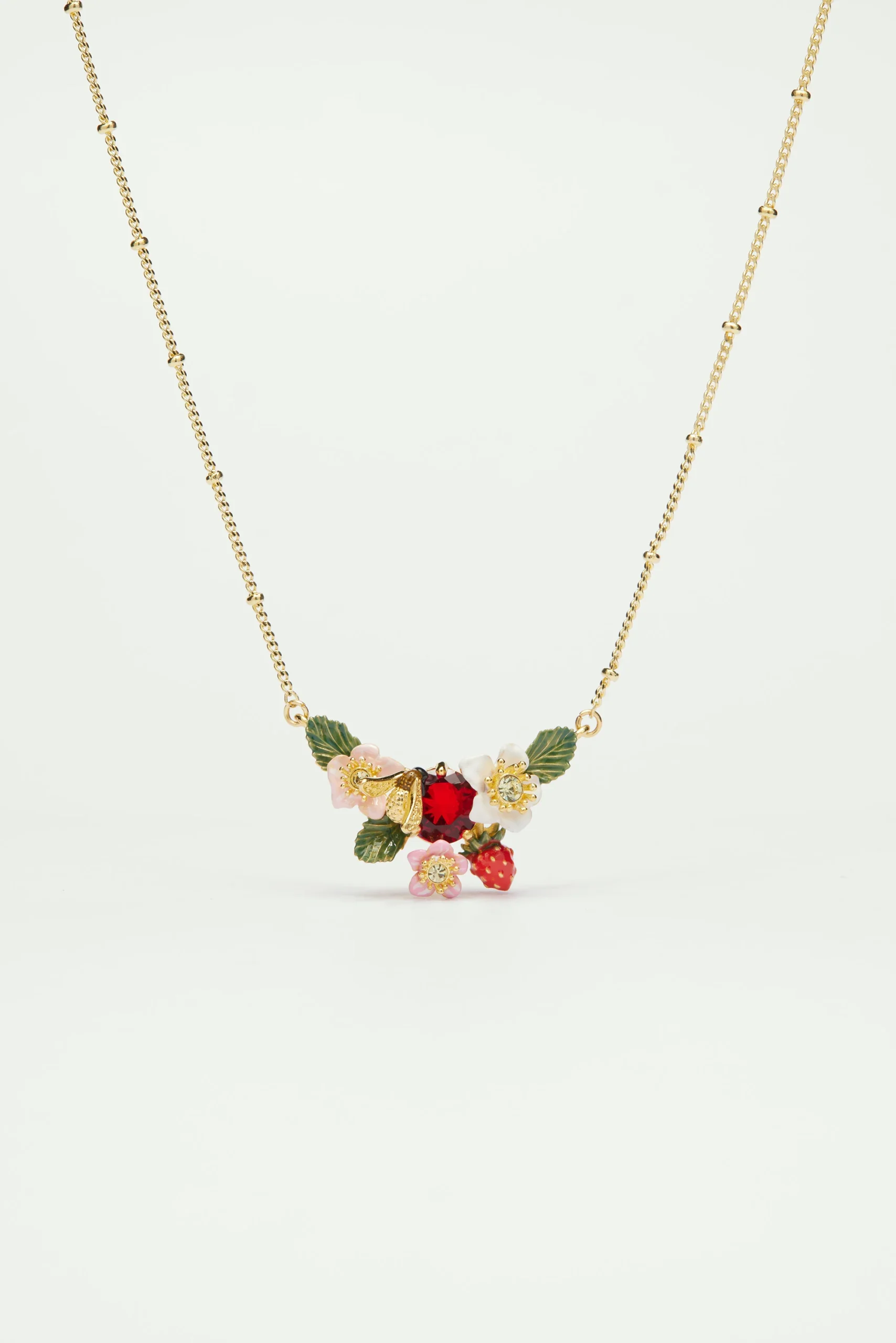 Collier plastron fraise des bois, fleurs de fraisiers et bourdon