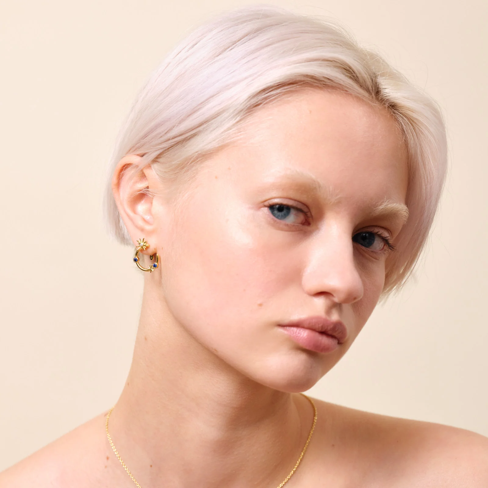 Boucles d'oreilles tiges créoles étoiles dorées et pierres bleu nuit – Image 2