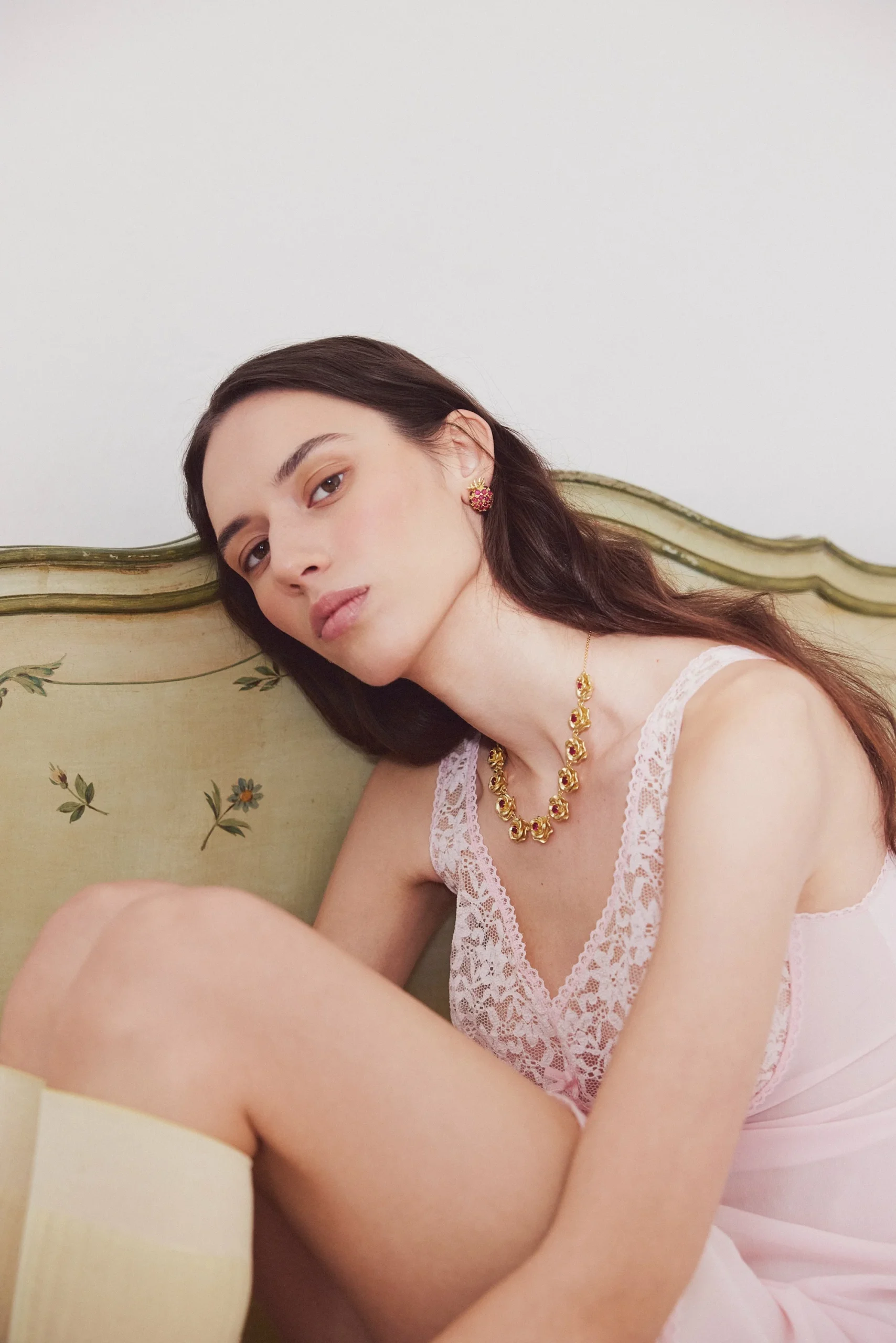 Boucles d'oreilles framboise et perles dorées – Image 4