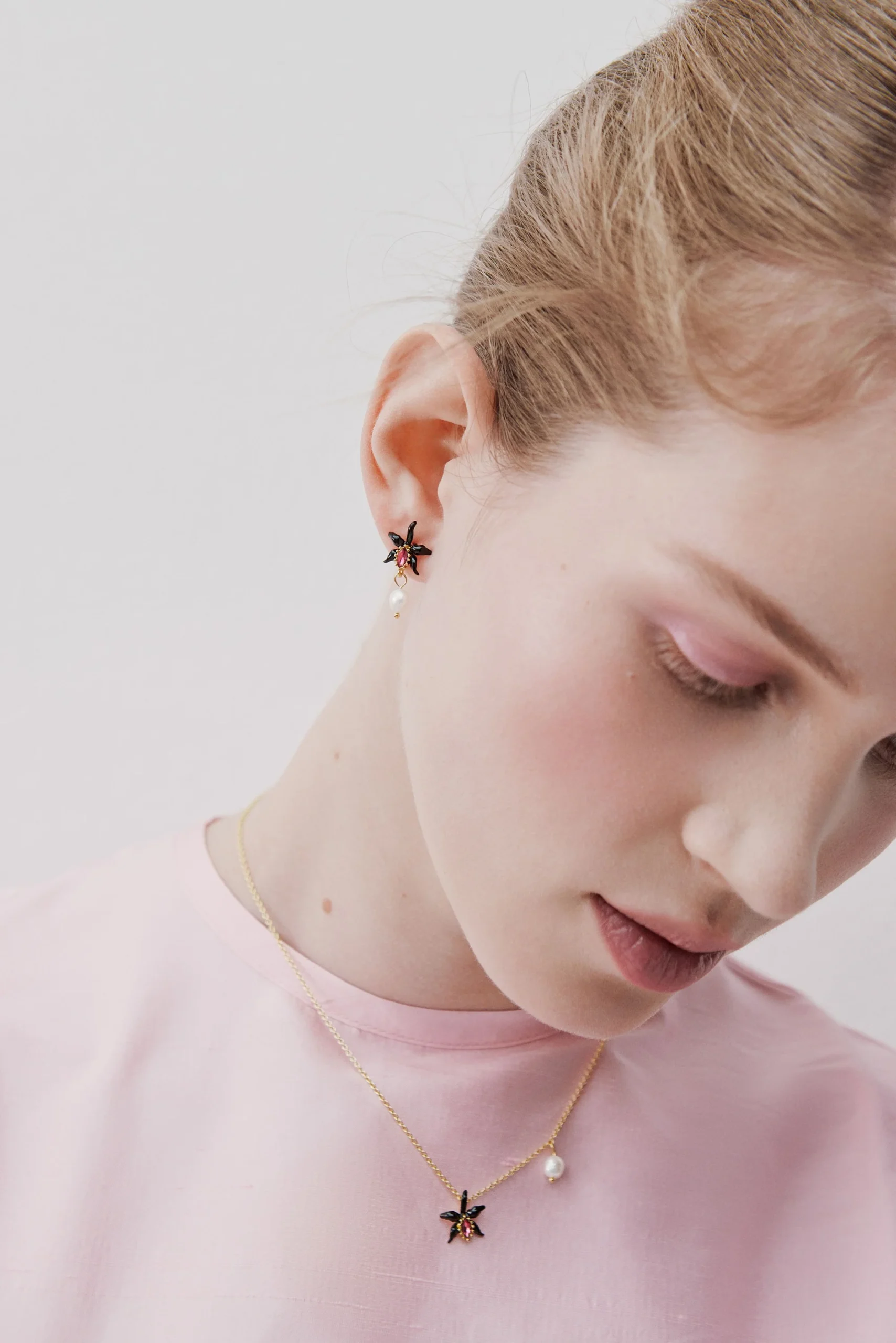 Collier fin pendentif orchidée noire, cristal facetté rose et perle de culture. – Image 2